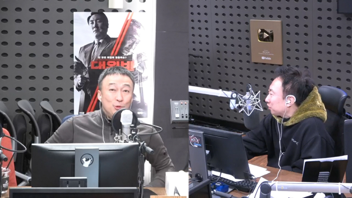李星民(左)今到朴明秀主持的廣播節目作客宣傳新片《闇黑對決》。(翻攝畫面)