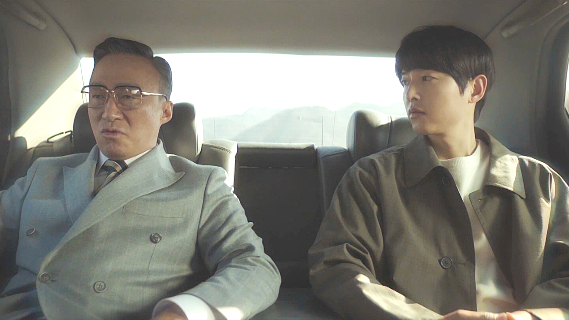 宋仲基(右)在《財閥家的小兒子》中飾演李星民的孫子,兩人因合作該劇變成好友。(friDay影音提供)