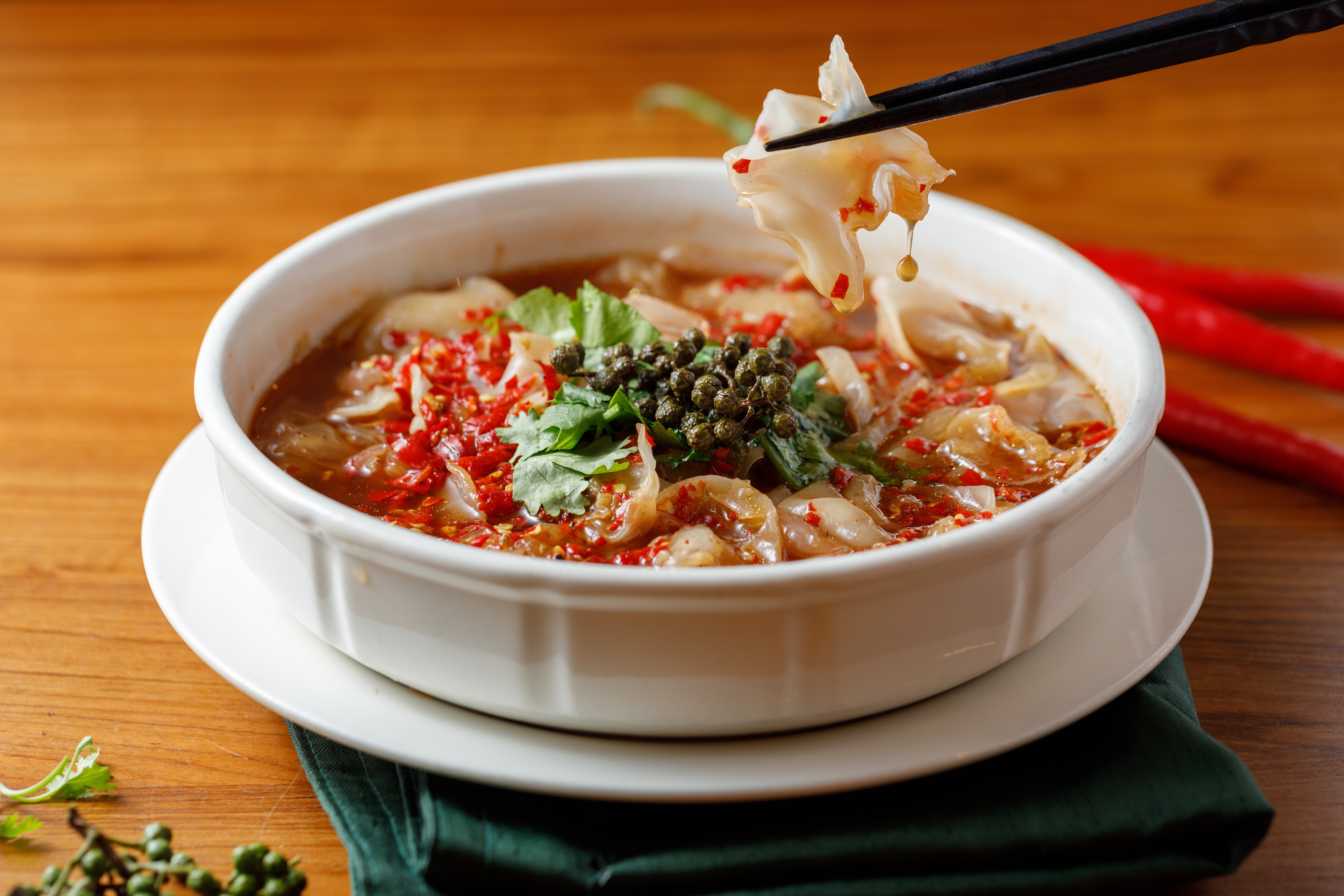 「剁椒曼波」選用營養的南投有機新鮮白玉耳，搭配特製麻辣醬汁、手剁辣椒，淋上煉油更惹味。（380元／小份）