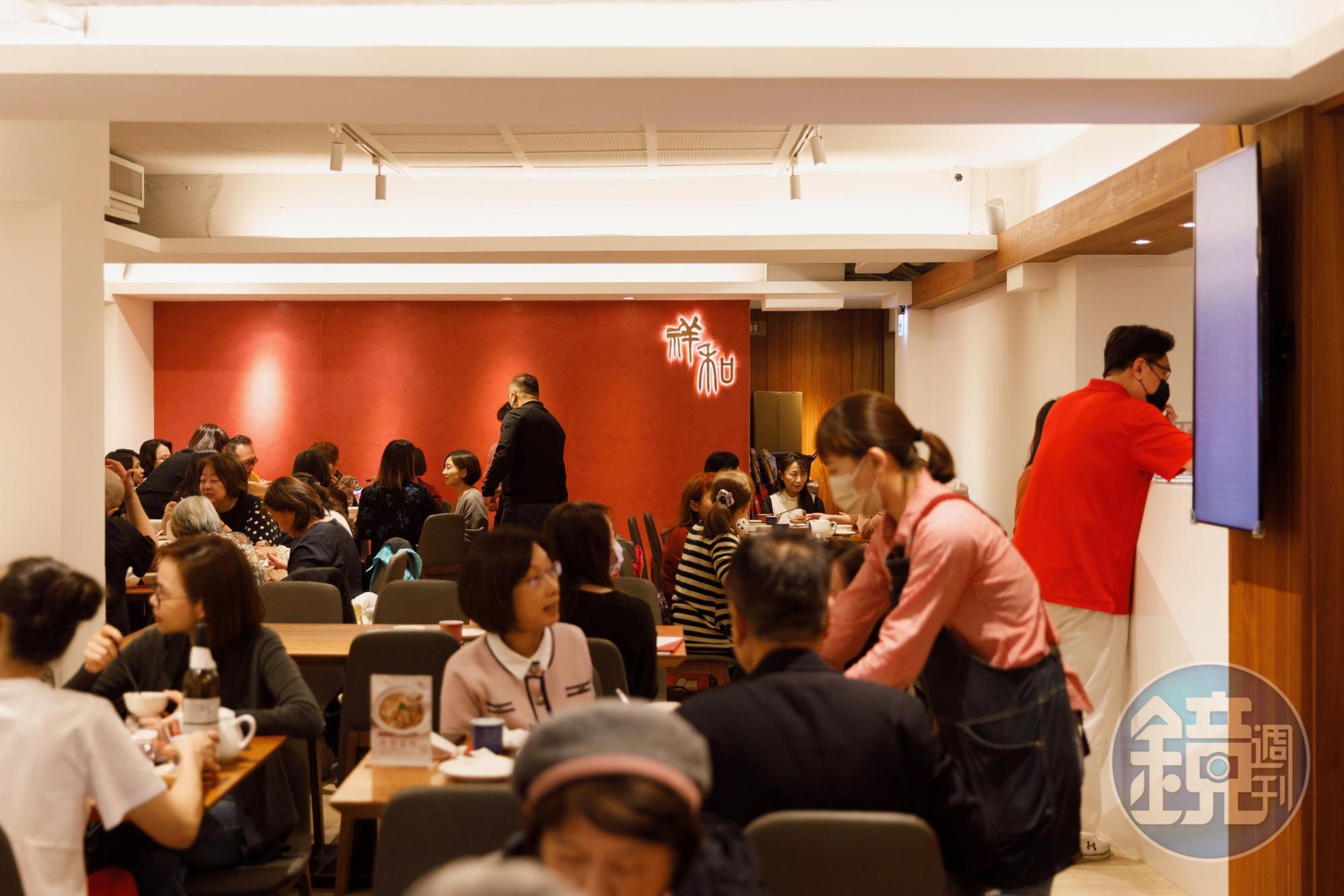 「祥和蔬食」生意火熱，慶城店餐期座無虛席。