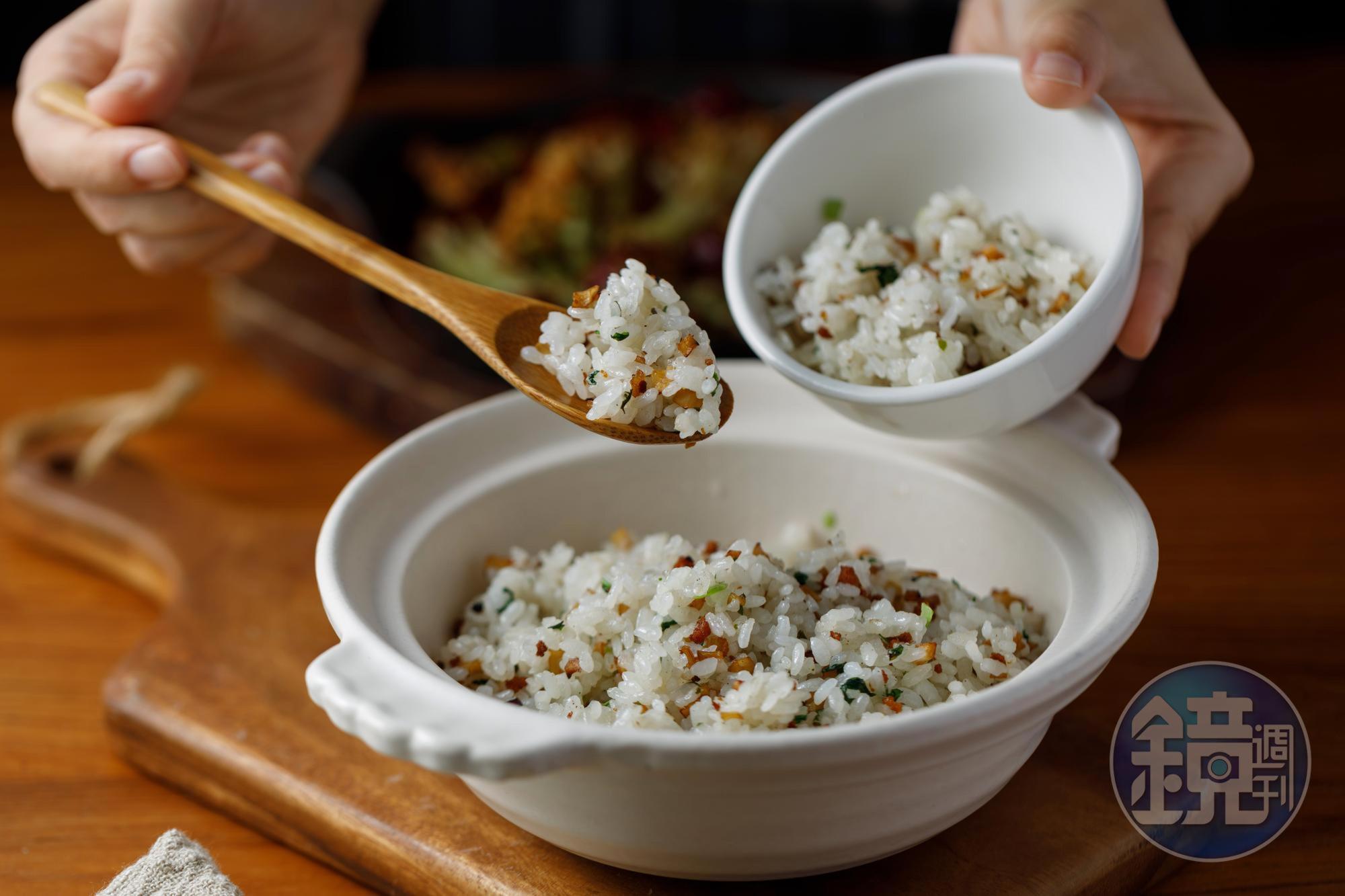 「祥和菜飯」有專人烹煮，米粒飽滿Q彈，配料青江菜、杏鮑菇丁全是手切，桌桌必點。（260元／小份）