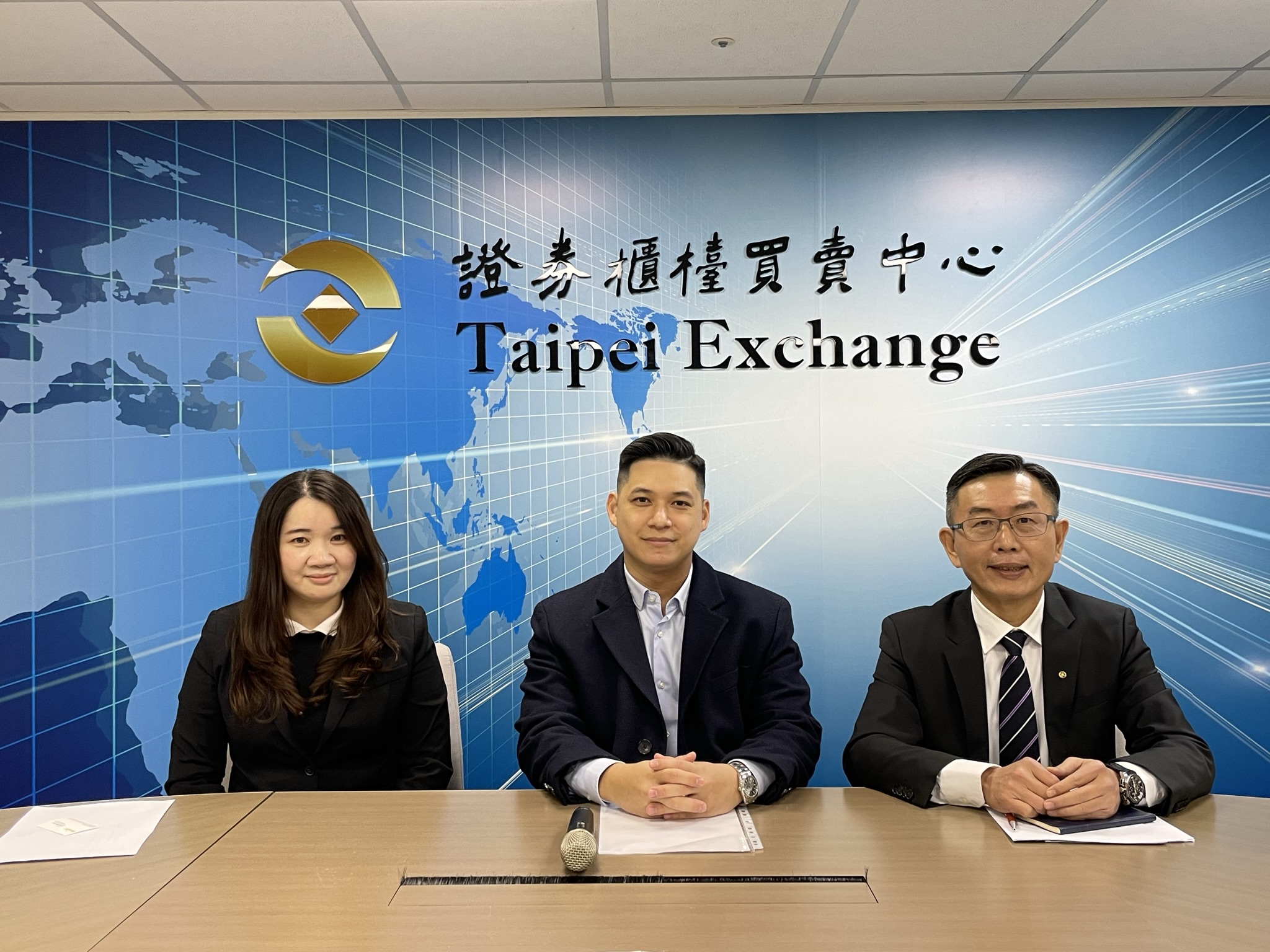 皇將科技總經理張凱勛（中）今日率領經營團隊對外宣布，將併購韓國Changsung公司，切入布局軟膠囊產線服務。（皇將科技提供）