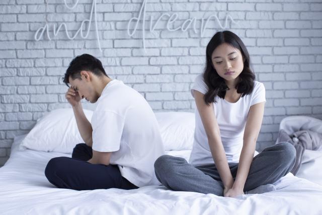 一名人夫抱怨妻子婚後性慾熄火無法滿足自己,他向對方提議買春解決需求被轟畜生,讓他不知該如何是好。(示意圖/PhotoAC)