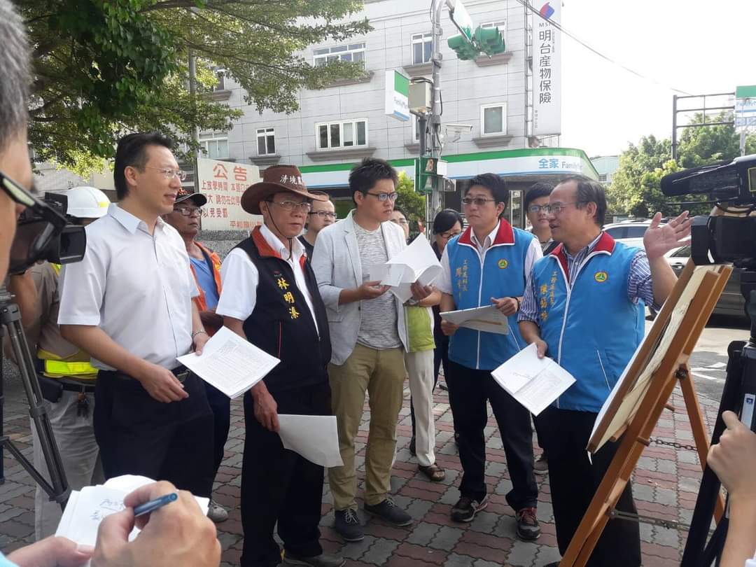 張秦瑞（圖中）曾陪時任立委的林明溱出席會勘等公開場合。（翻攝吳佩蓉臉書）