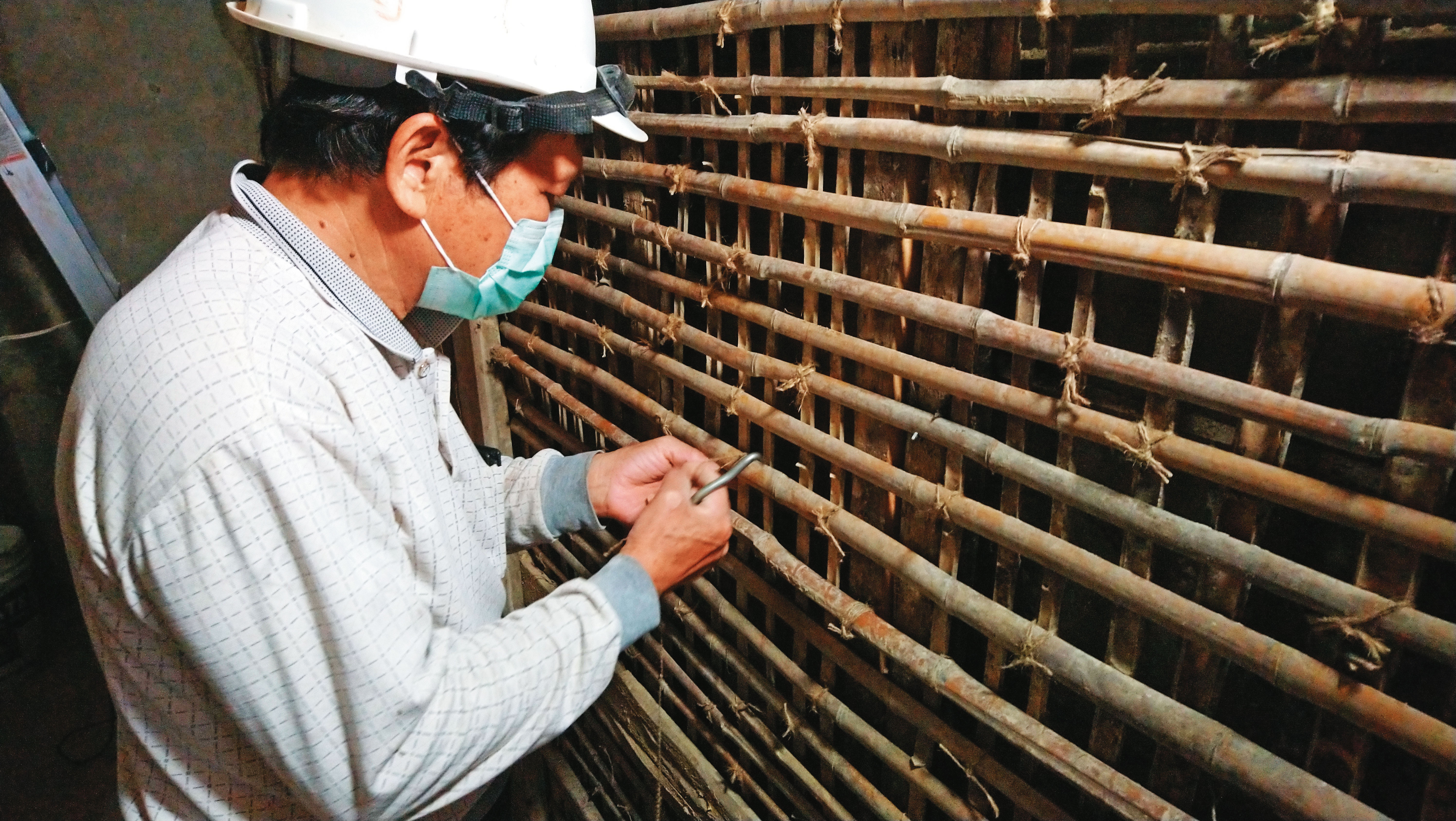 修復古宅和興建豪宅經驗大不同,為不破壞結構,都得請老師傅慢慢施工。(郭淑珍提供)