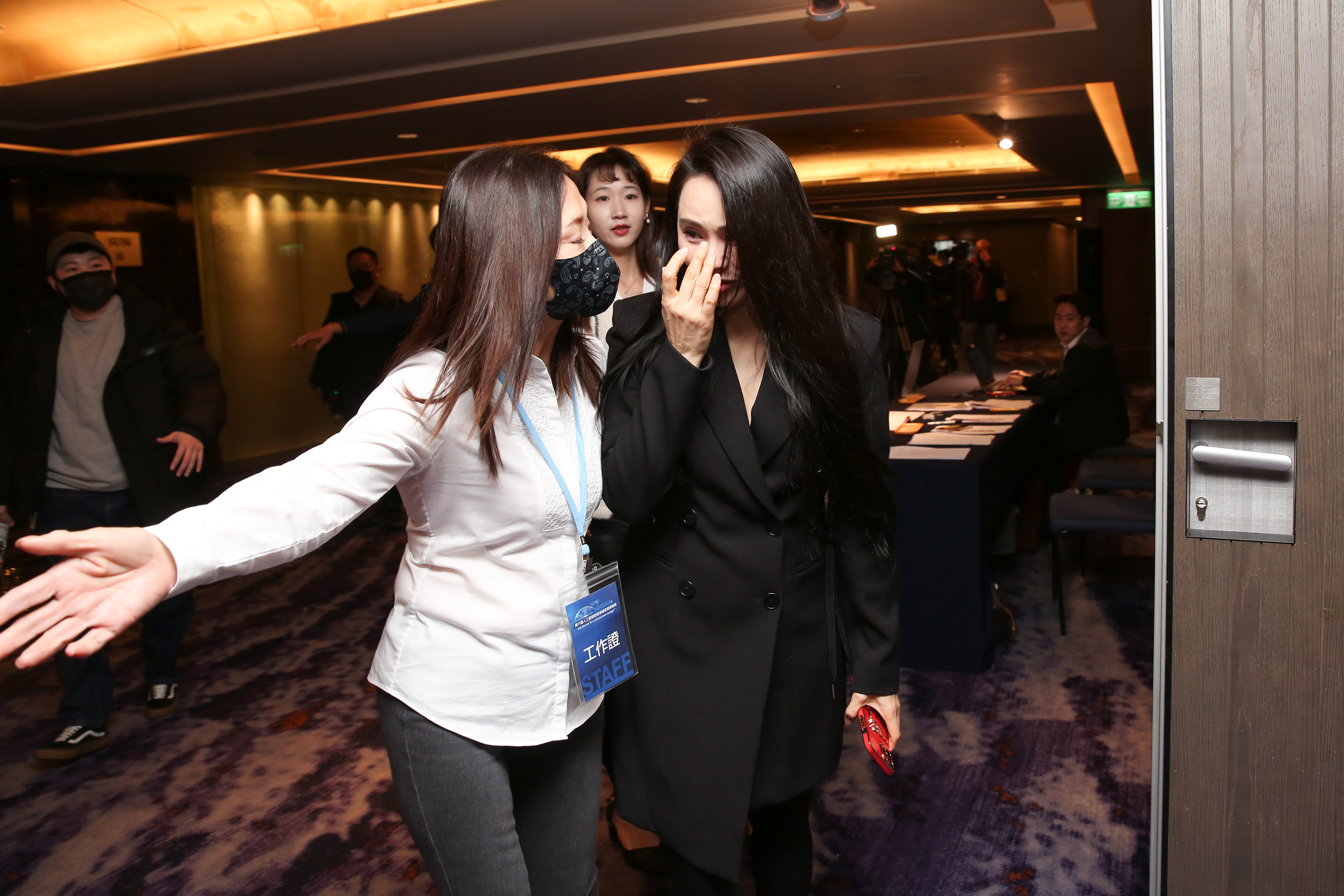 伊能靜上台前得知消息，一度心情大受影響。