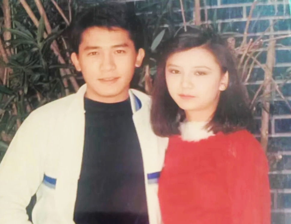 港星曾華倩貼出多年前與梁朝偉的合照,表示對方是她的初戀,看到梁朝偉如今的成就很為他高興。(翻攝自曾華倩小紅書)