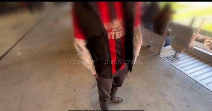 一名男子出現。（翻自Reddit）