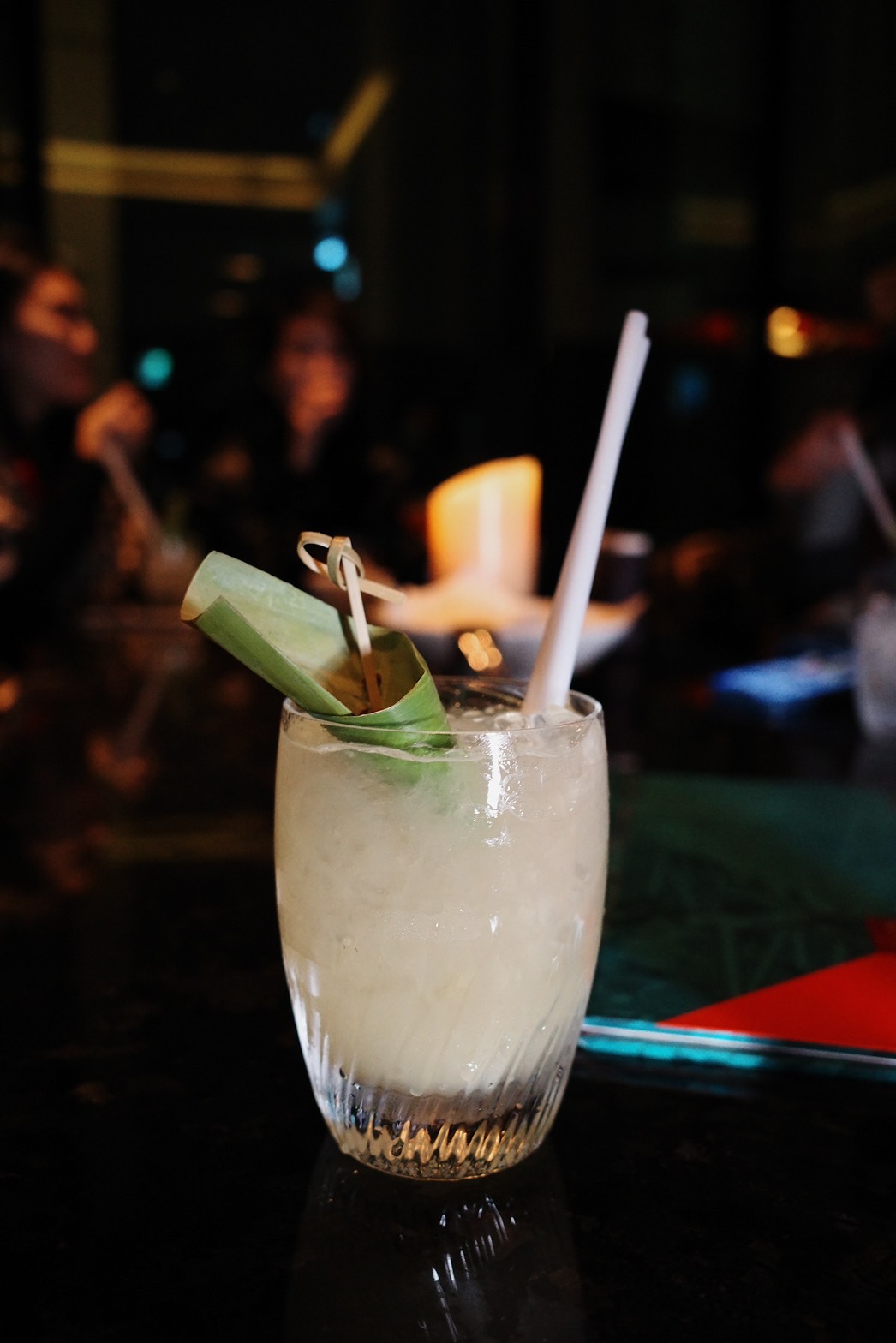 由於食材取得的限制，主推的「CACAO PULP FIZZ」調酒與日本酒吧「memento mori」的呈現方式有所不同，改加入台灣的福灣可可，意外多了在地元素。（500元／杯）