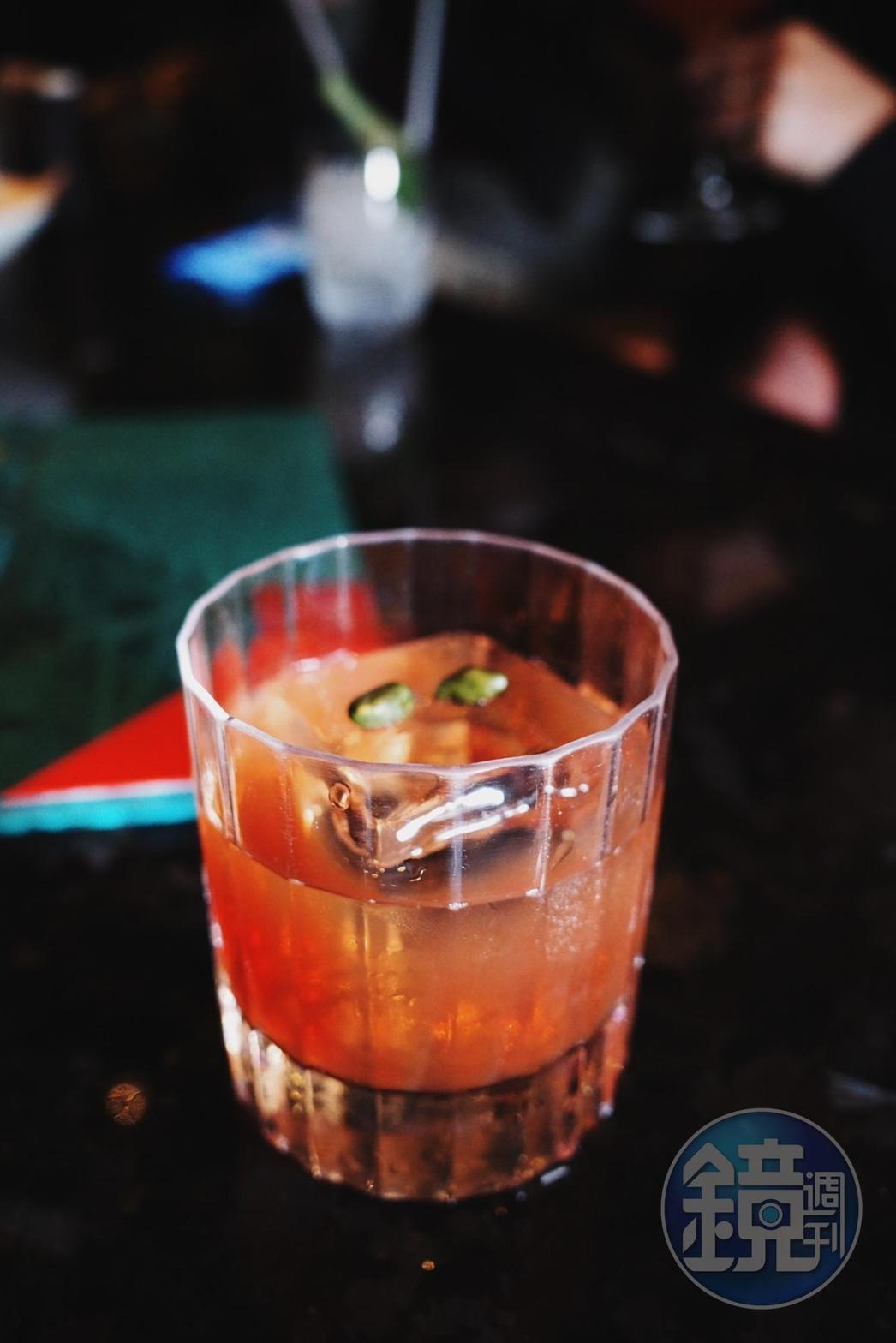 「Pistachio Cacao Negroni」將Negroni原始的苦韻與可可交合，反倒使風味更加沉靜溫和。（500元／杯）