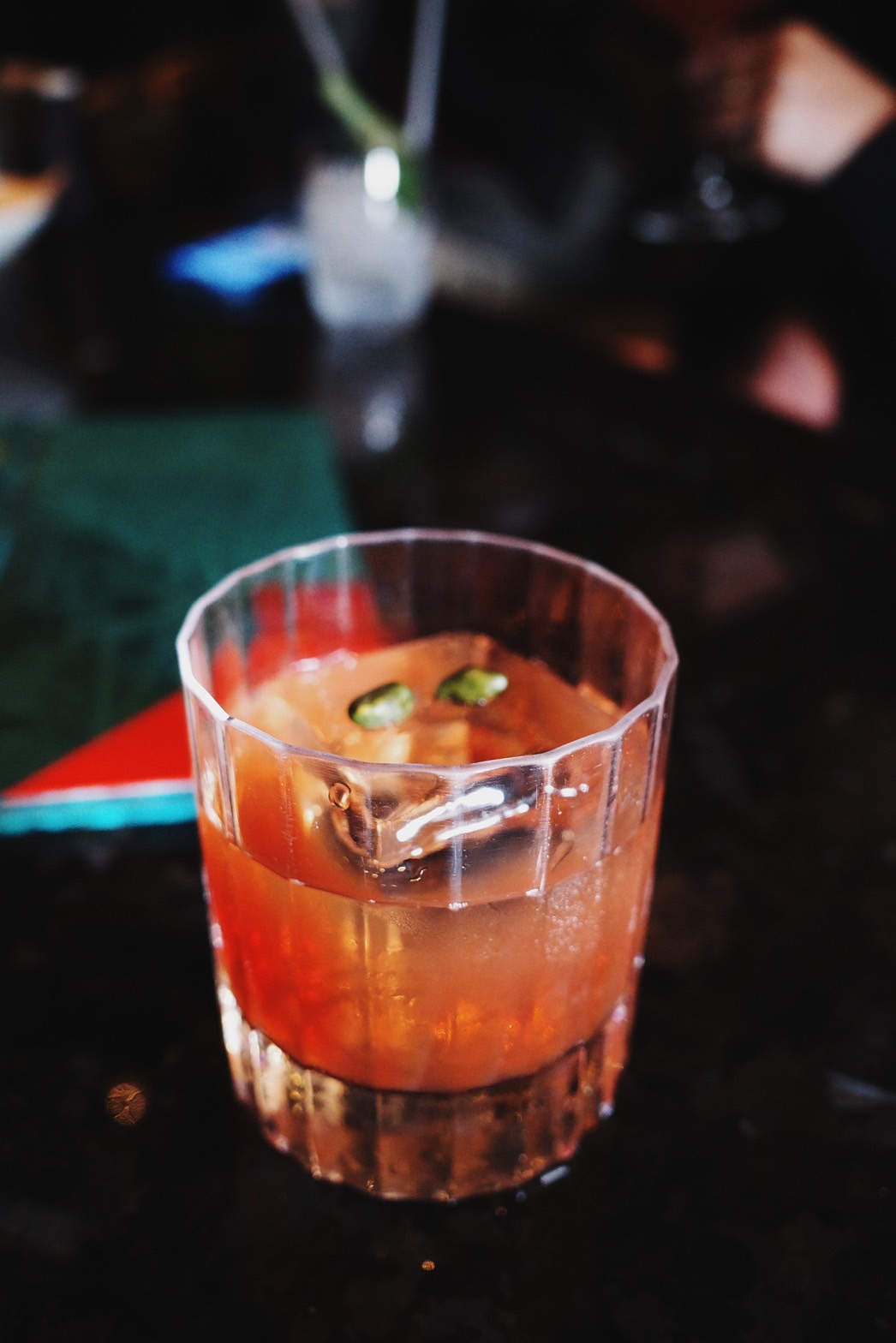 「Pistachio Cacao Negroni」將Negroni原始的苦韻與可可交合，反倒使風味更加沉靜溫和。（500元／杯）