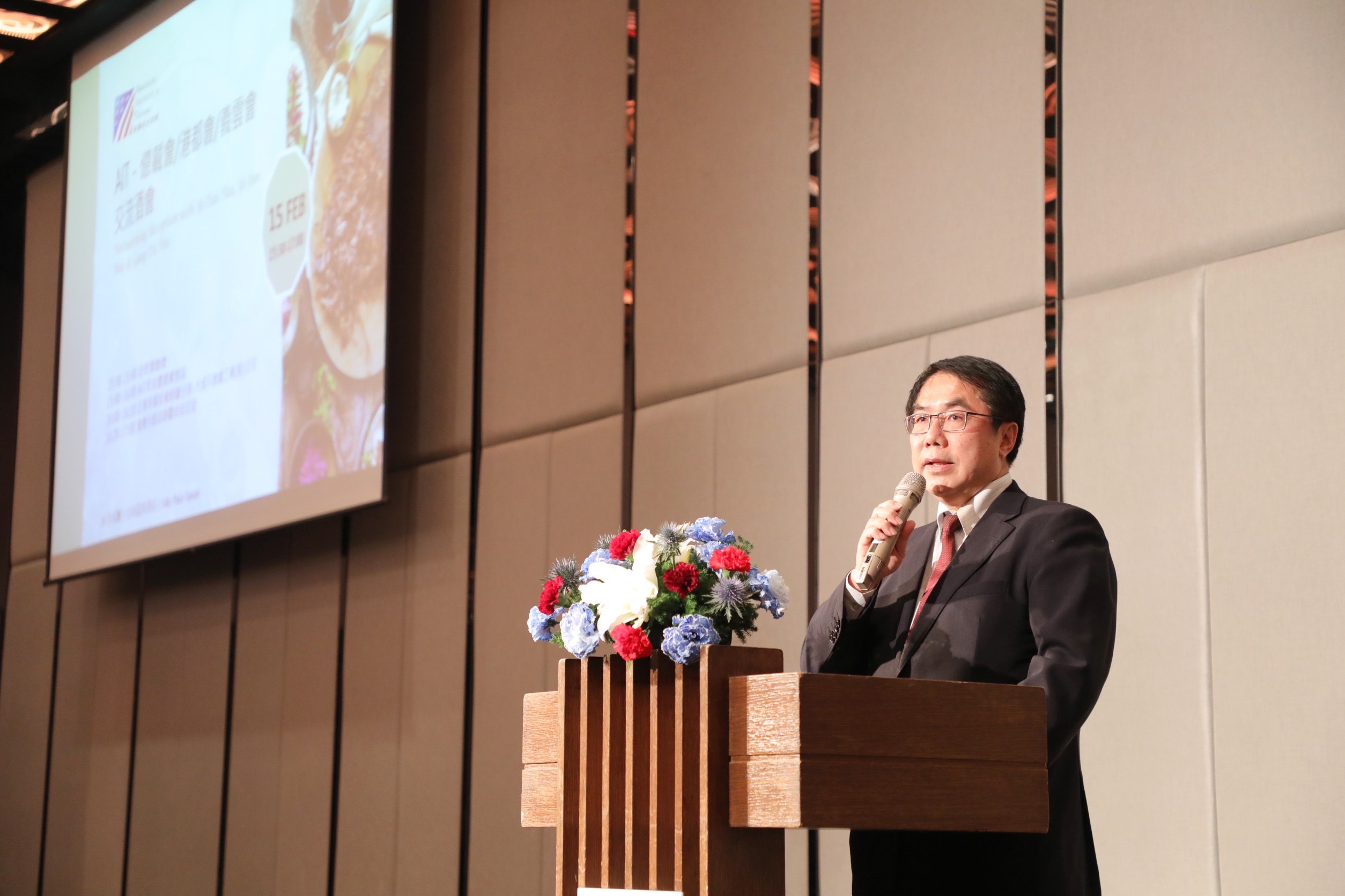 黃偉哲會中感謝台南在地「億載會」長期於南台灣產業發展挹注關鍵力量。（台南市政府提供）