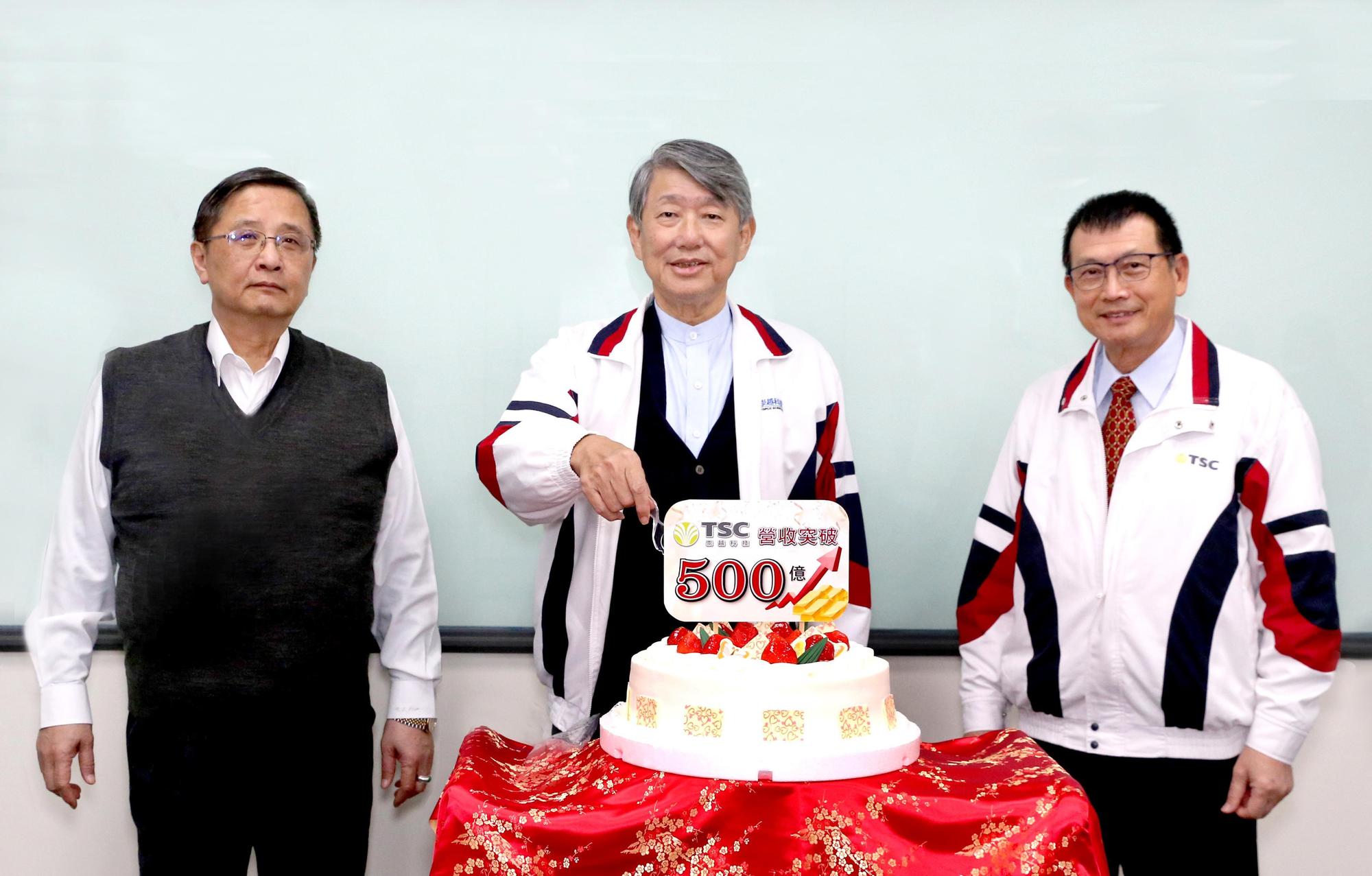 崇越科技2022年營收達528.62億元,年增達23.9%,成長亮眼。(圖左起:崇越科技董事長潘重良、集團董事長郭智輝、集團副董事長賴杉桂,由崇越科技提供)