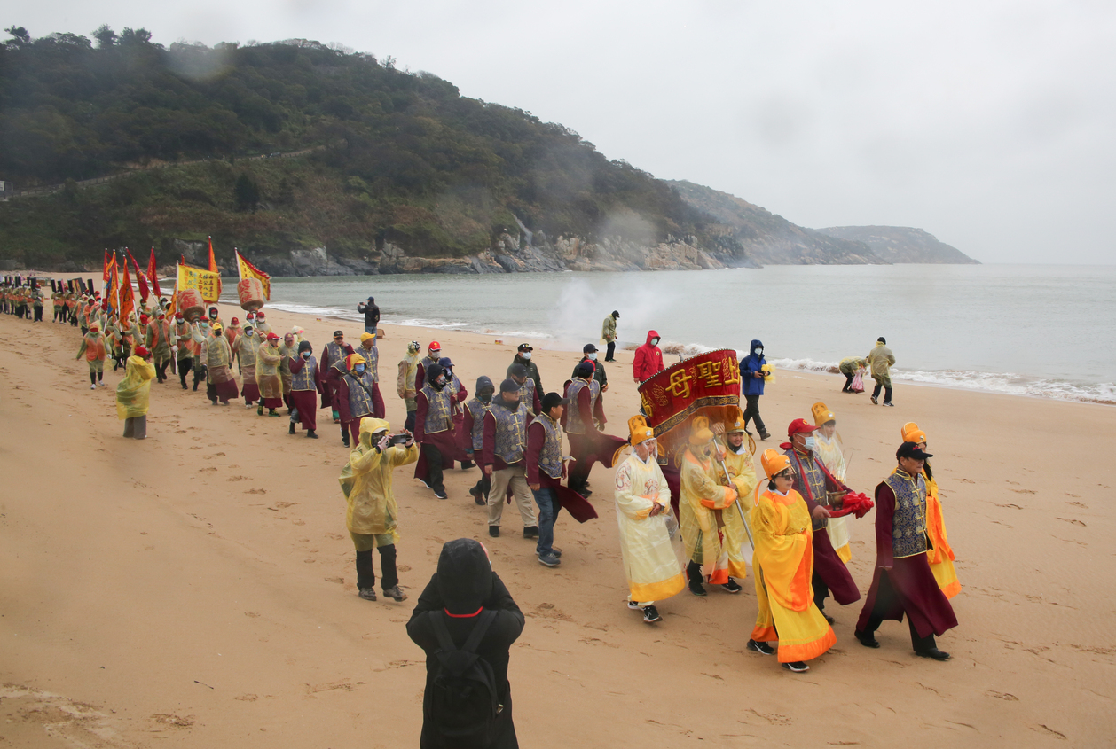 參與馬祖「擺暝」能感受「與神同樂」的感動。