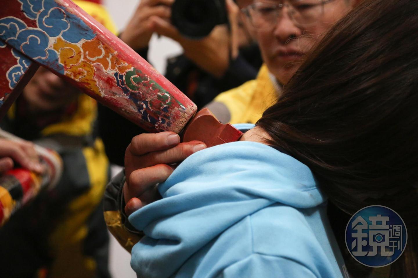 據說以硃砂紅章蓋印後肩頸能避免邪氣、病痛接近,也能保佑新的一年運勢昌旺。