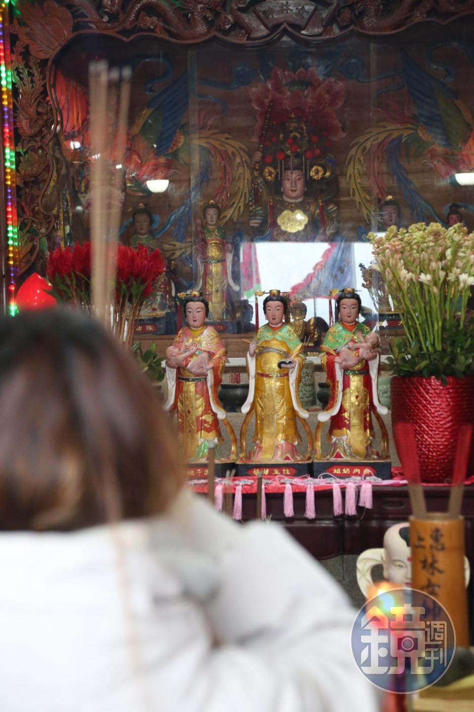 在女帥宮誠心祭拜並告知求子或求女,擲出聖杯即代表神明應允。