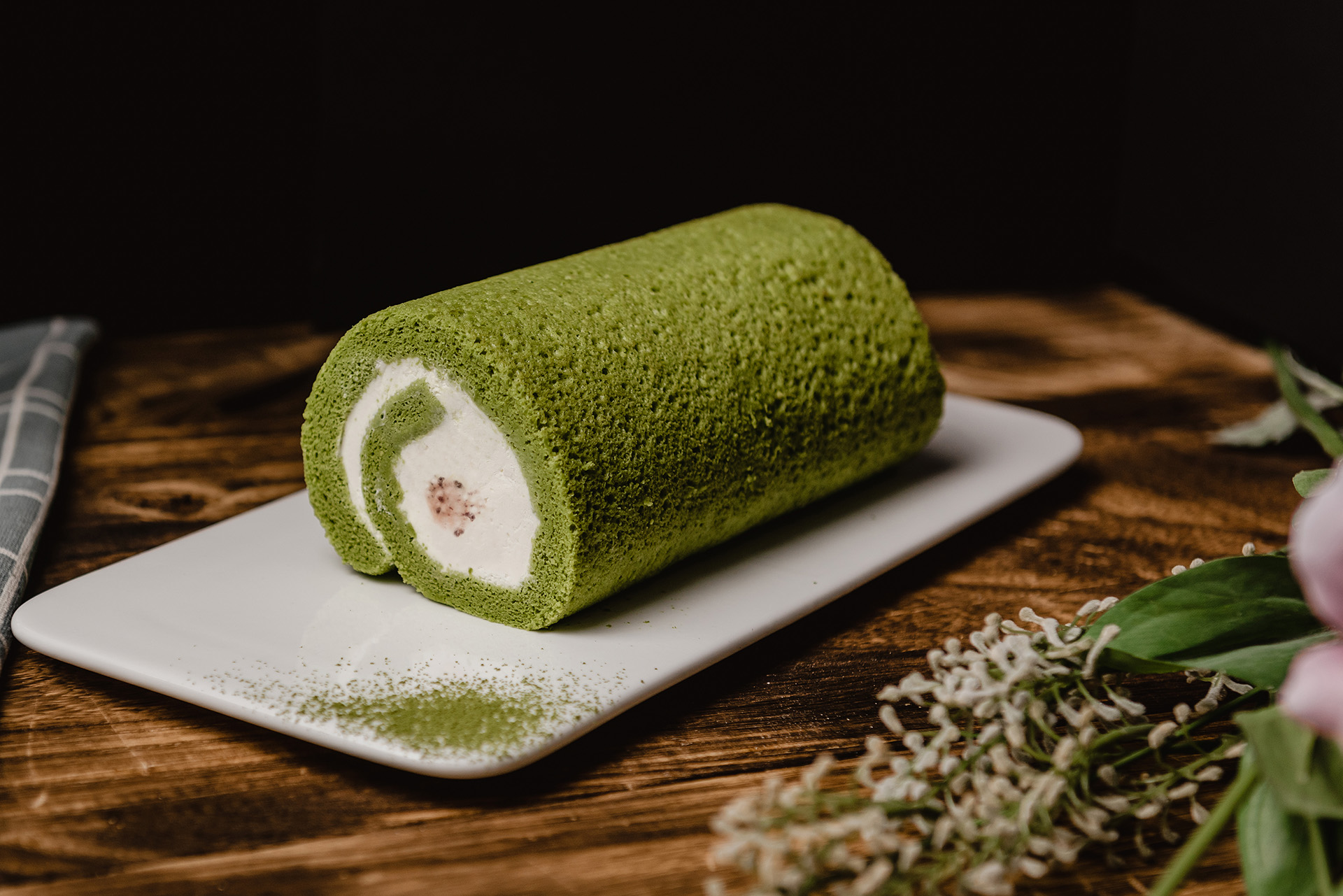 春季限定的伴手禮「抹茶紅豆生乳捲」，微凍後有霜淇淋的沁涼口感。（520元／份）（涵碧樓提供）