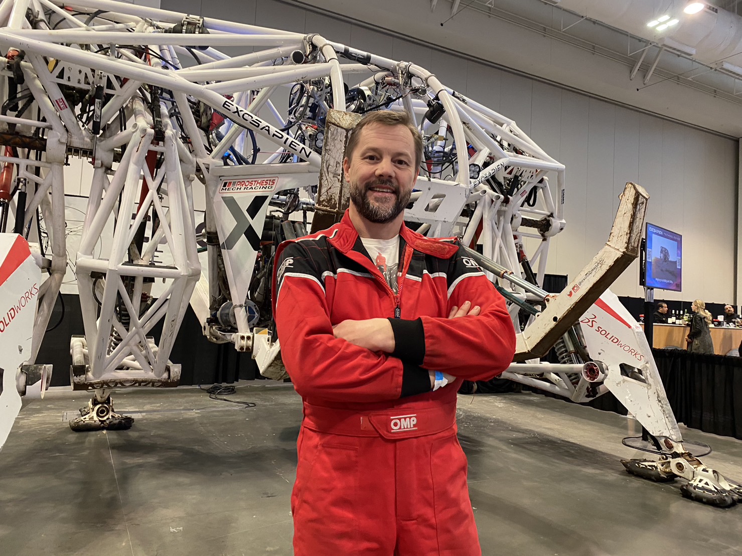 達梭系統3DEXPERIENCE World 2023展會上，佇立一台巨型機器人吸引眾人目光。