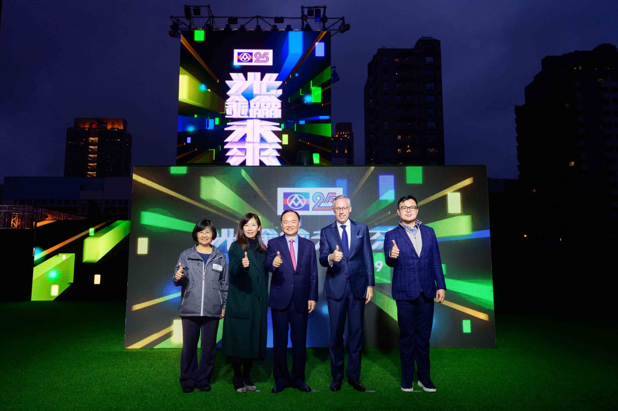 (由左至右)臺北市政府觀光傳播局局長陳淑慧、交通部觀光局主任秘書林佩君、元利總裁暨全聯董事長林敏雄、四季酒店區域副總裁暨香港四季酒店總經理溥逹森 CHRISTIAN PODA、臺北市政府產業發展局局長陳俊安，一起參加《光鑰未來_全聯25》浪漫在四季活動。