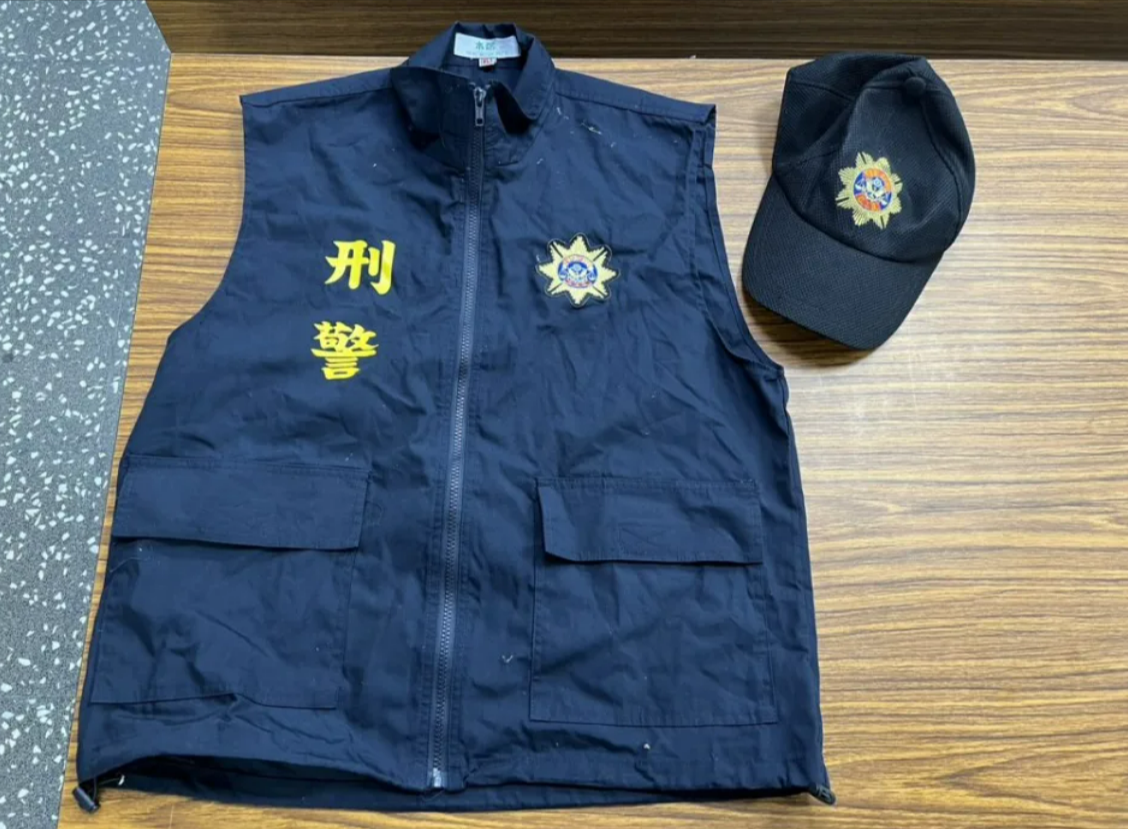 警方也在吳男家中找到刑警背心及警帽,甚至還有連職名章。(翻攝畫面)