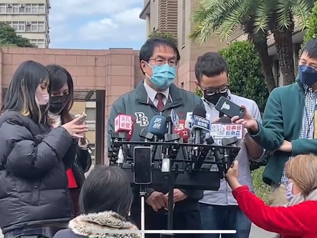 台南市長黃偉哲今出席行政院會，為南部爭取居住正義及交通平權。（台南市政府提供）