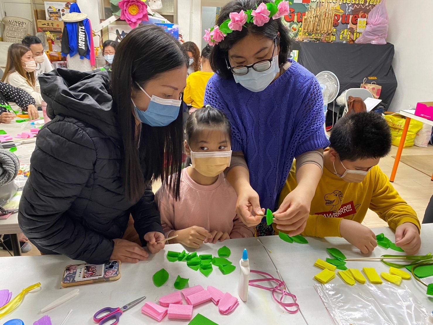 參與活動的新住民朋友及二代開心地戴著完成的花圈合影。（移民署嘉義市服務站提供）