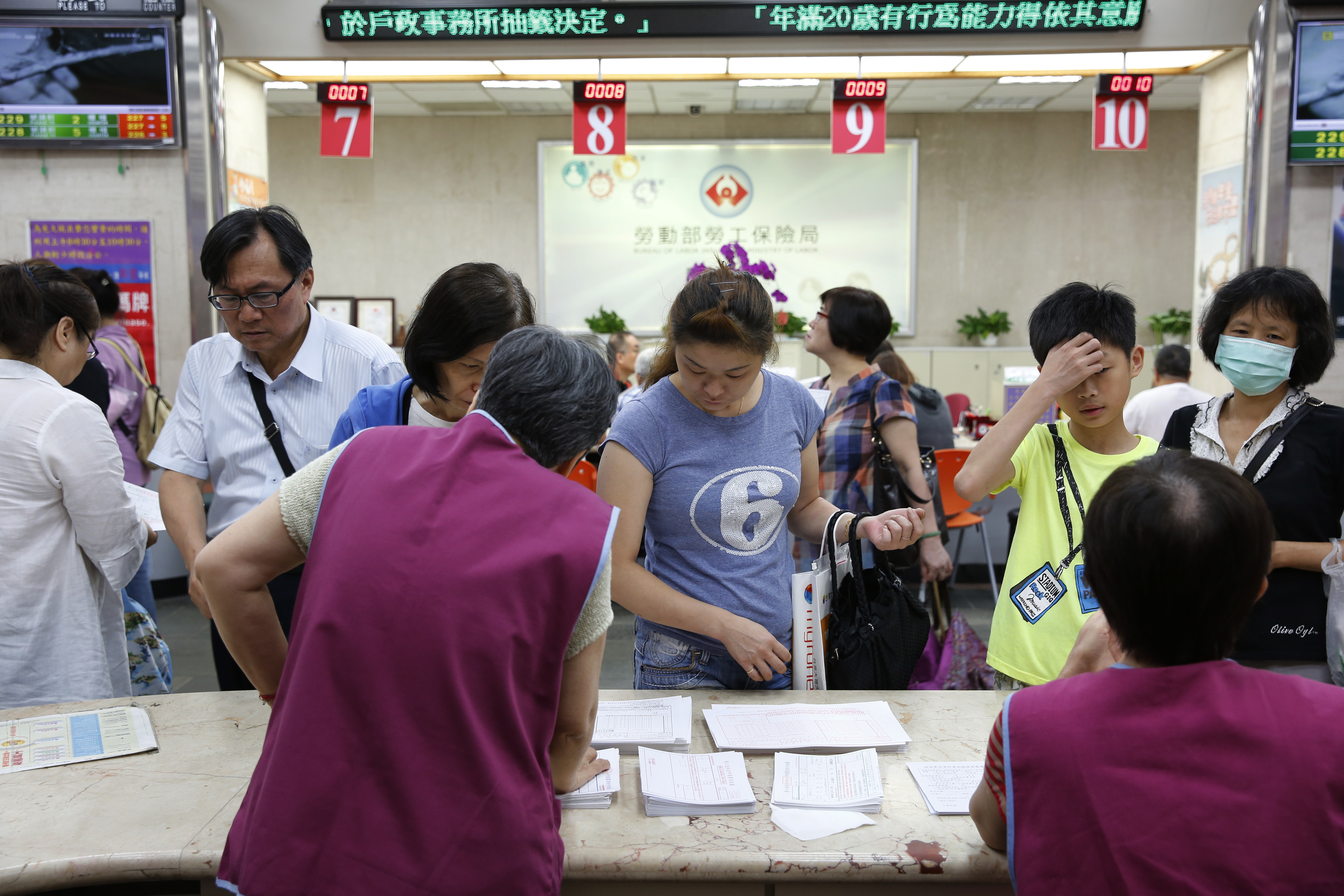 勞保2022年收支產生赤字386億，民眾擔心破產年限恐提前。（示意圖，本刊資料照）