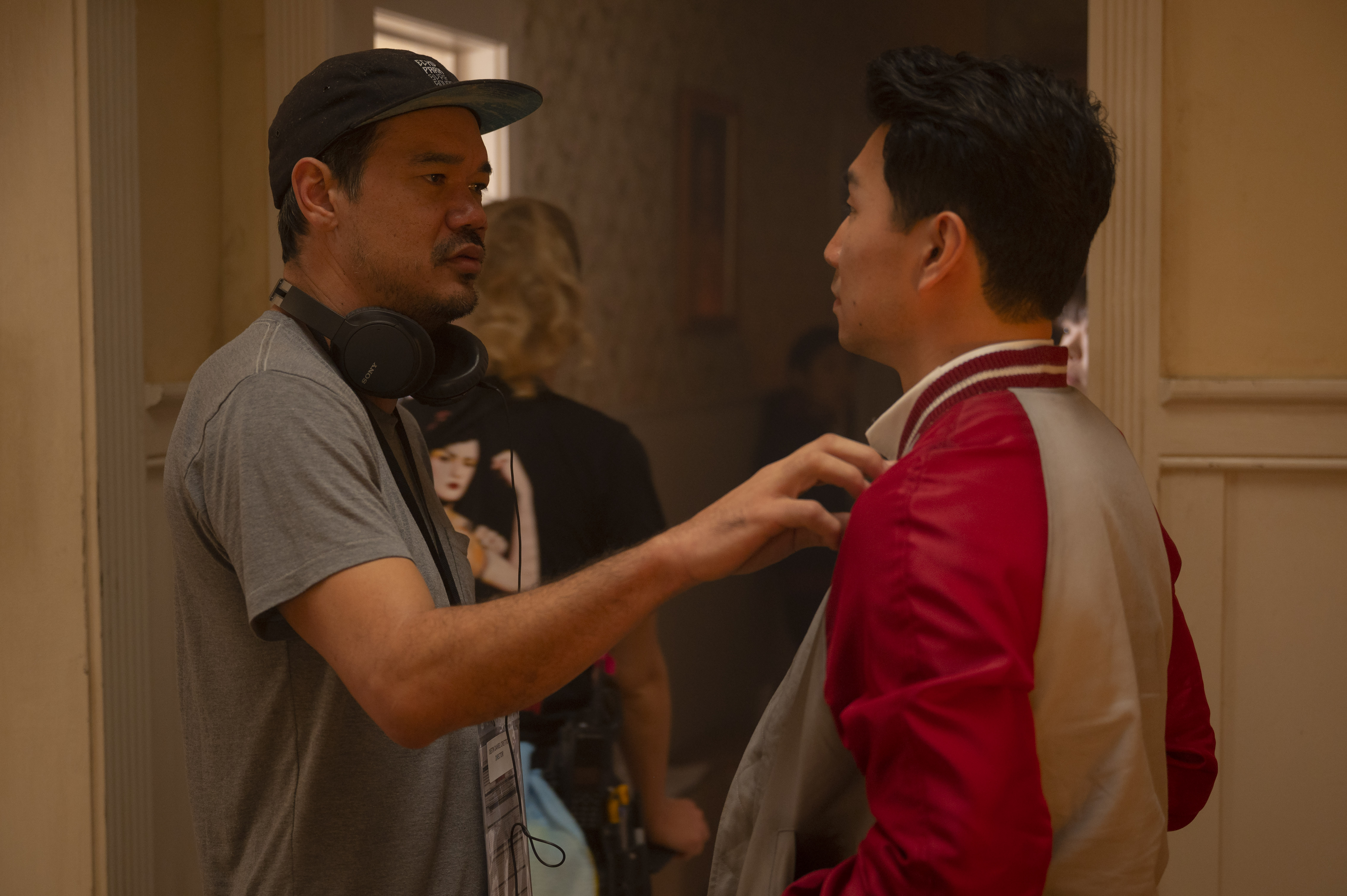 導演德斯汀丹尼爾克雷頓（左）在完成《尚氣與十環傳說》後，投入影集《西遊ABC》的拍攝工作。（漫威影業提供）