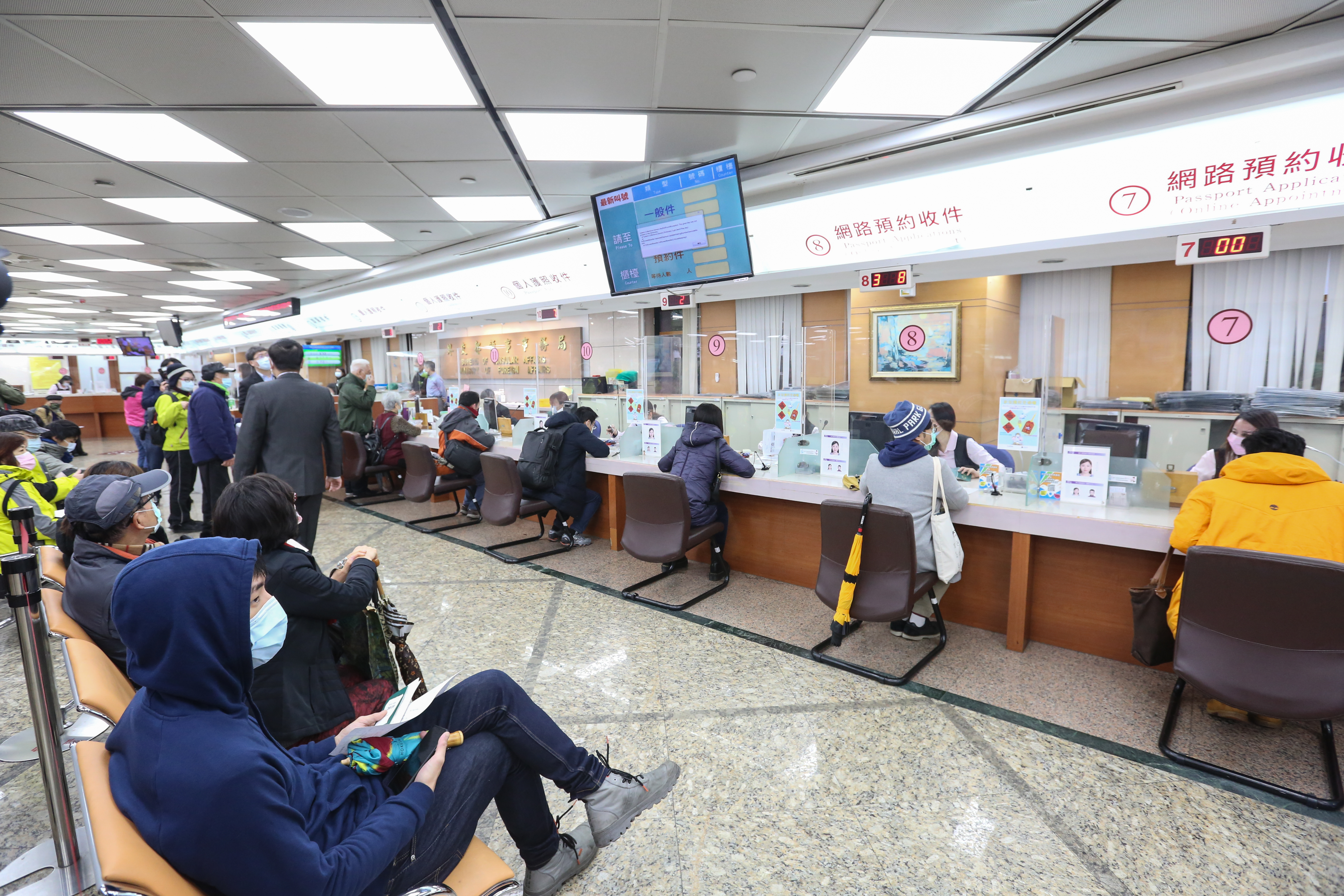 領務局今（16）宣布，自下週一（20）日起，護照發照時間將由6個工作天延至10個工作天。（本刊資料照）