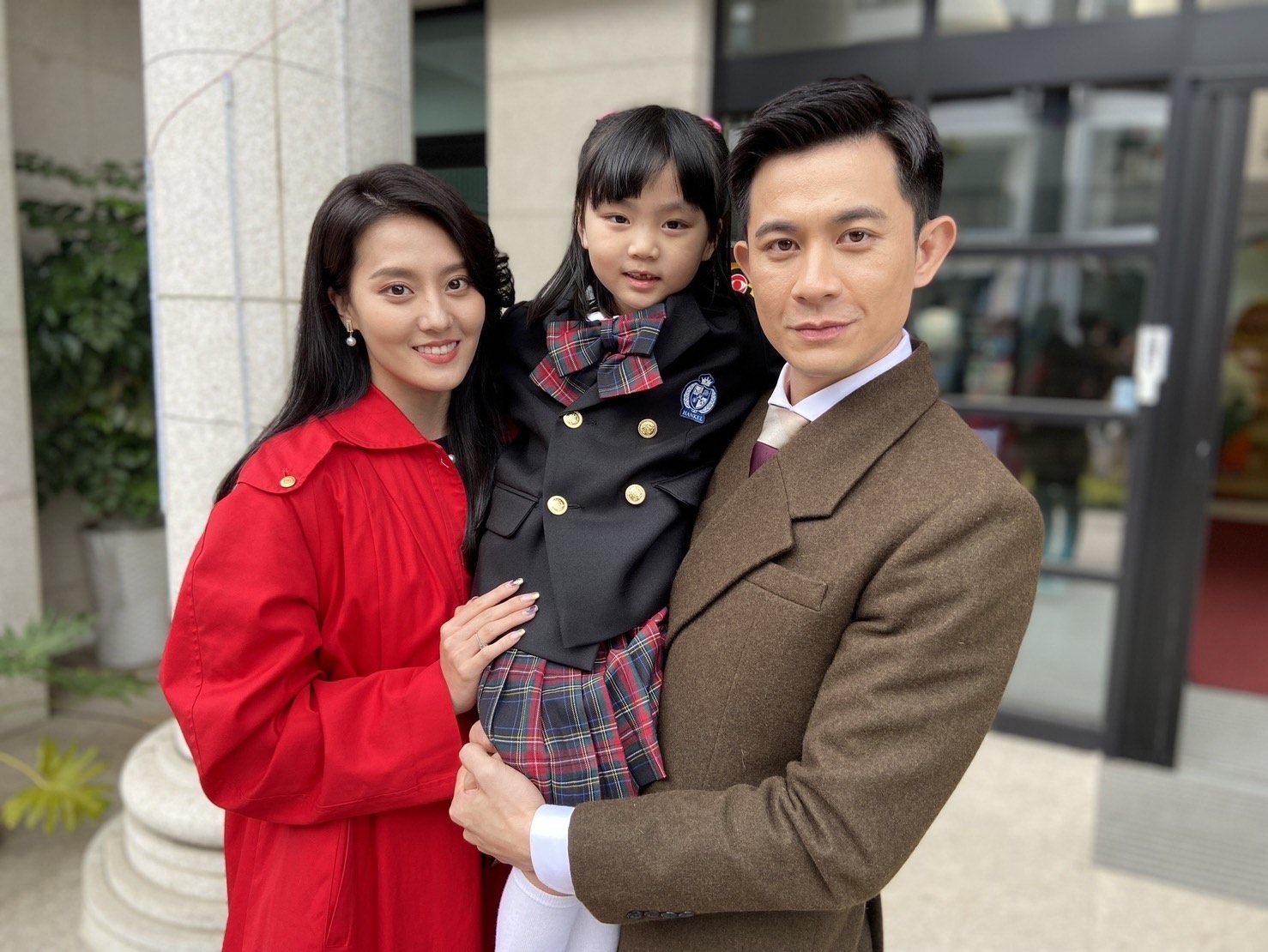 《市井豪門》劇情即將5年後，曾子益、顏曉筠抱劇中女兒開心合影。（民視提供）