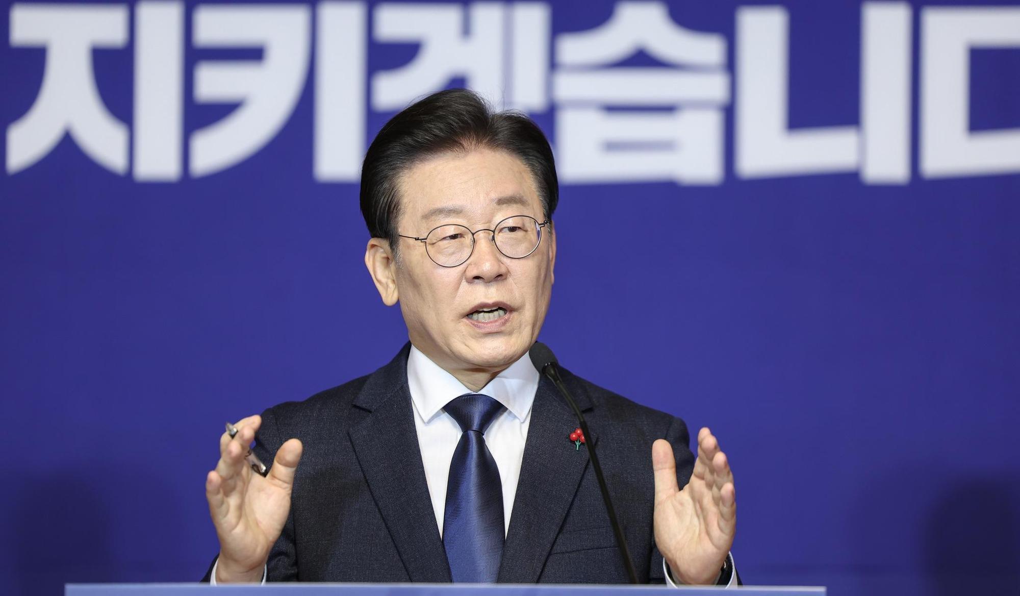 面對檢察官提請法院批准逮捕令,李在明抨擊「我們堅決反對檢察官獨裁破壞憲政秩序」。(翻攝自李在明臉書)