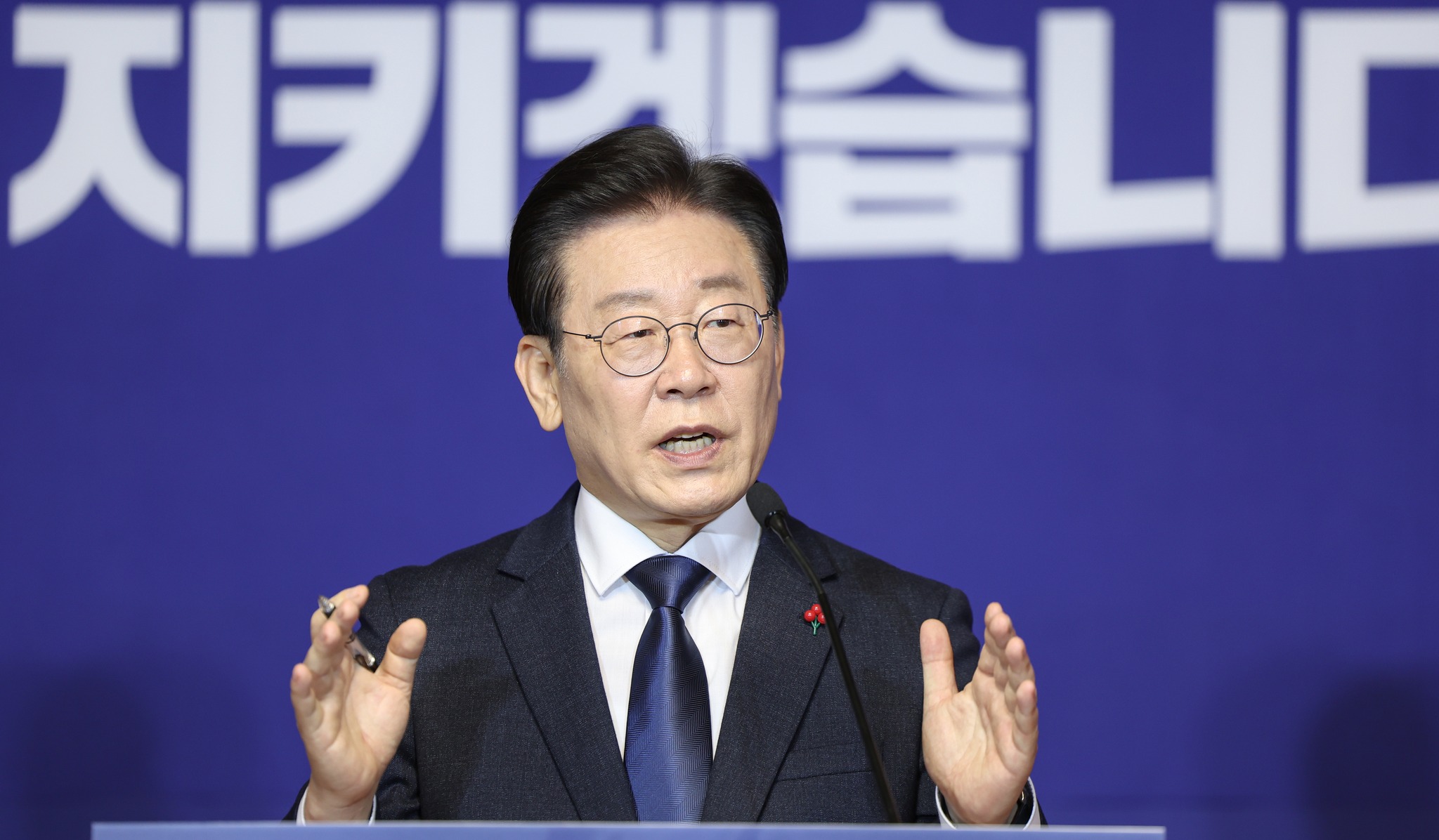 面對檢察官提請法院批准逮捕令，李在明抨擊「我們堅決反對檢察官獨裁破壞憲政秩序」。（翻攝自李在明臉書）