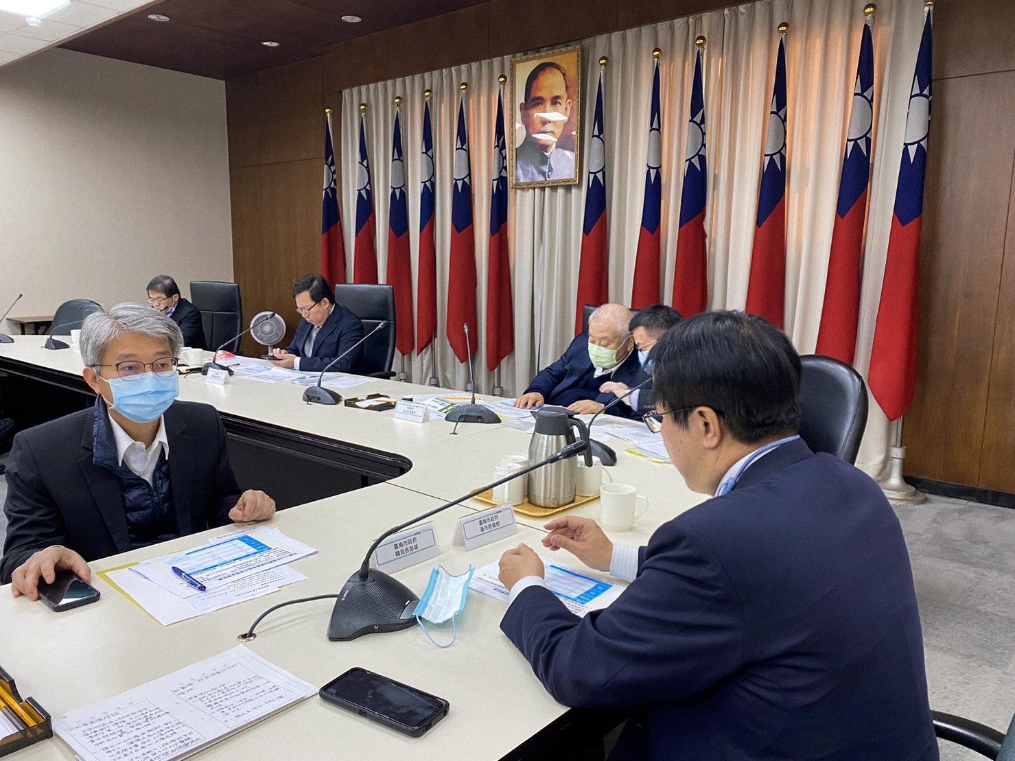 台南市長黃偉哲(右一)親自出席行政院會,為南部農民爭取春季雜作停灌補償。(台南市政府提供)