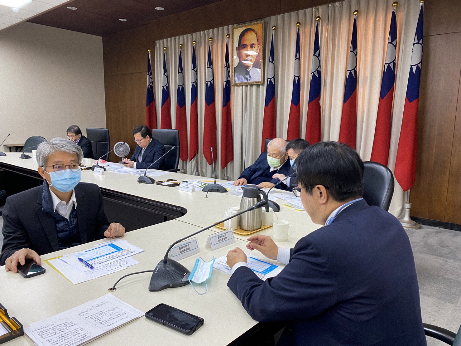 台南市長黃偉哲（右一）親自出席行政院會，為南部農民爭取春季雜作停灌補償。（台南市政府提供）