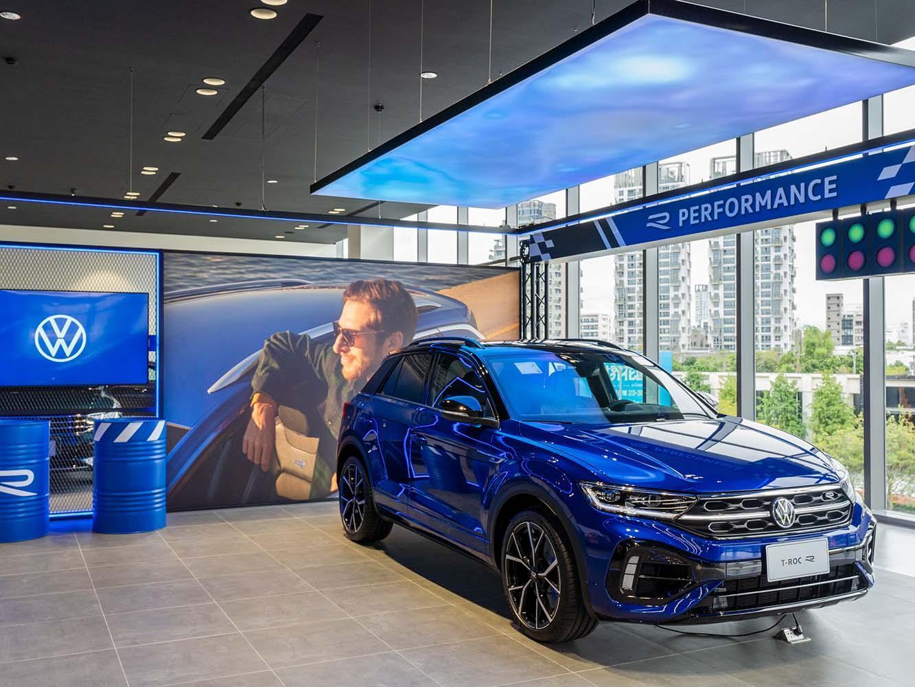 有鑒於R車系在國內的熱銷，R Studio將陸續進駐多間福斯展示中心。