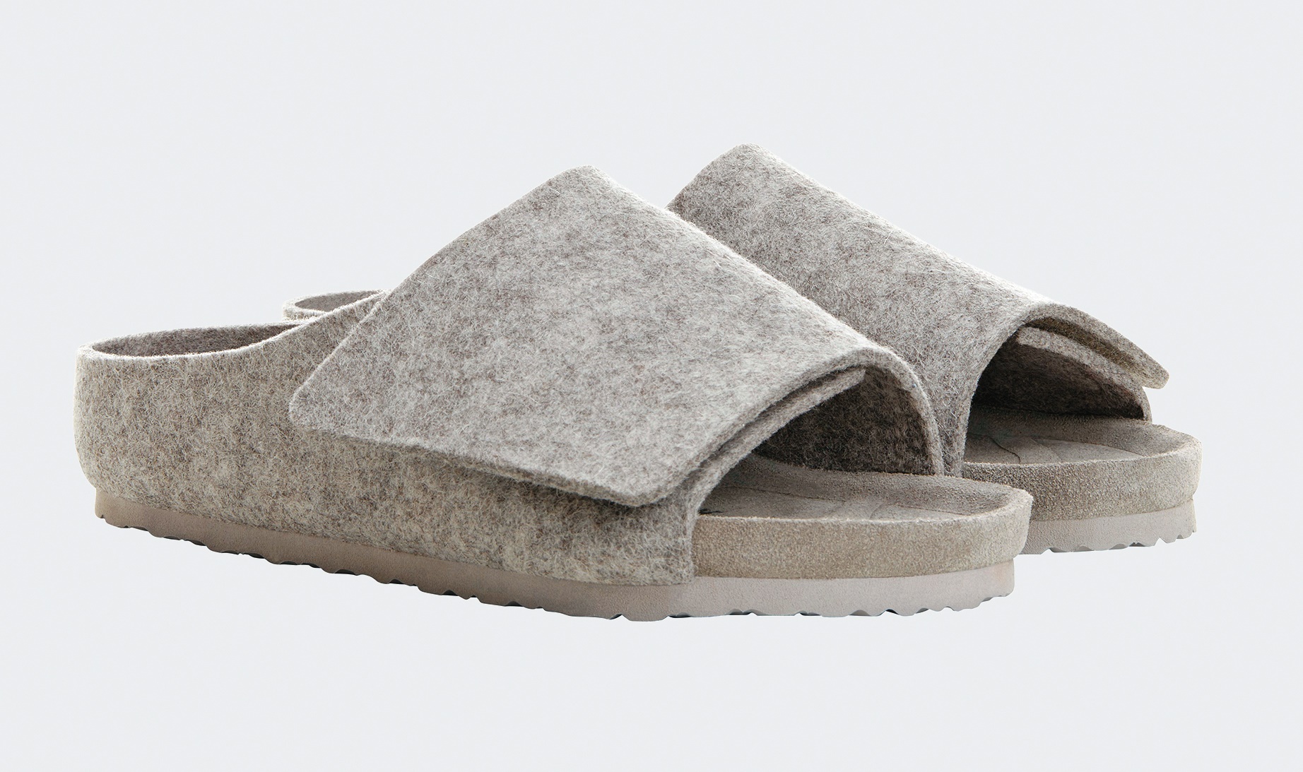 FEAR OF GOD X BIRKENSTOCK Los Feliz水泥灰色毛氈兒童 拖鞋。NT$7,980（THE SPAACE提供）