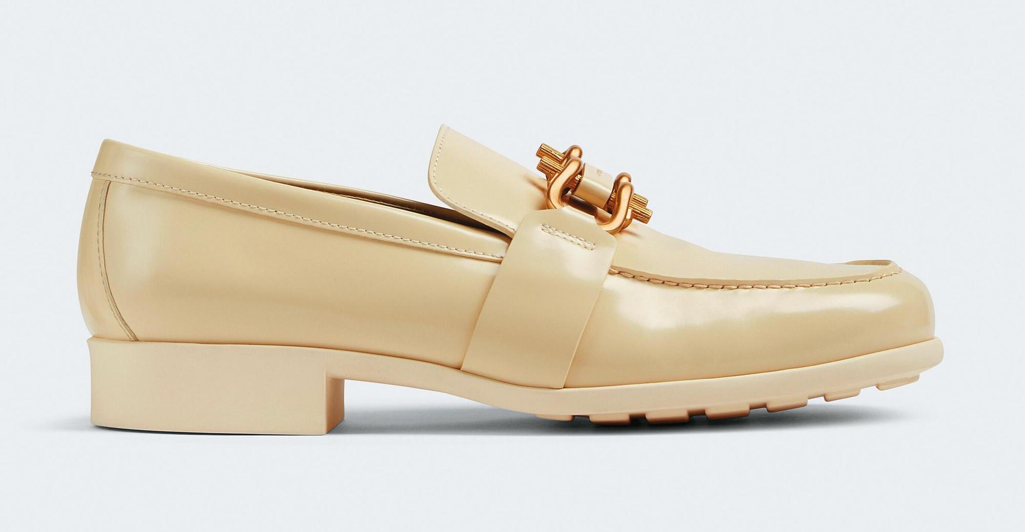 Monsieur奶油白漆亮皮皮鞋。NT$37,900（BOTTEGA VENETA提供）