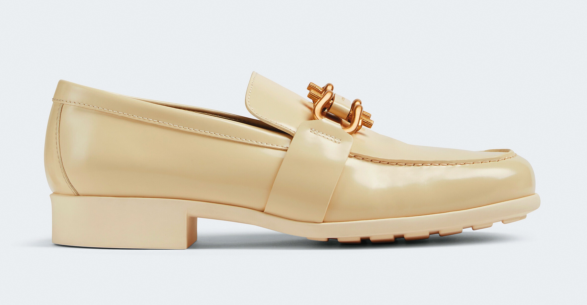 Monsieur奶油白漆亮皮皮鞋。NT$37,900（BOTTEGA VENETA提供）