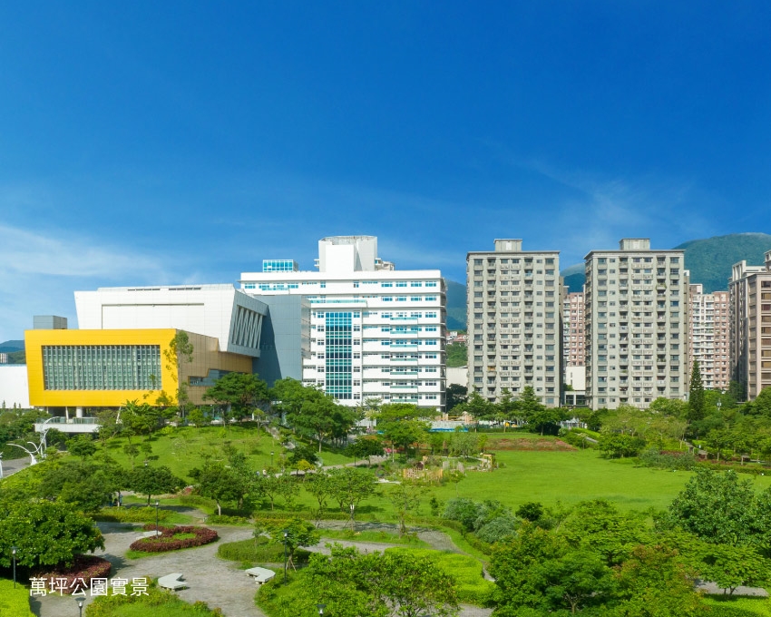 鉅陞ONE緊鄰輕軌、水岸、萬坪公園、量販店、學校與行政中心，地段絕佳被譽為新市鎮地王。