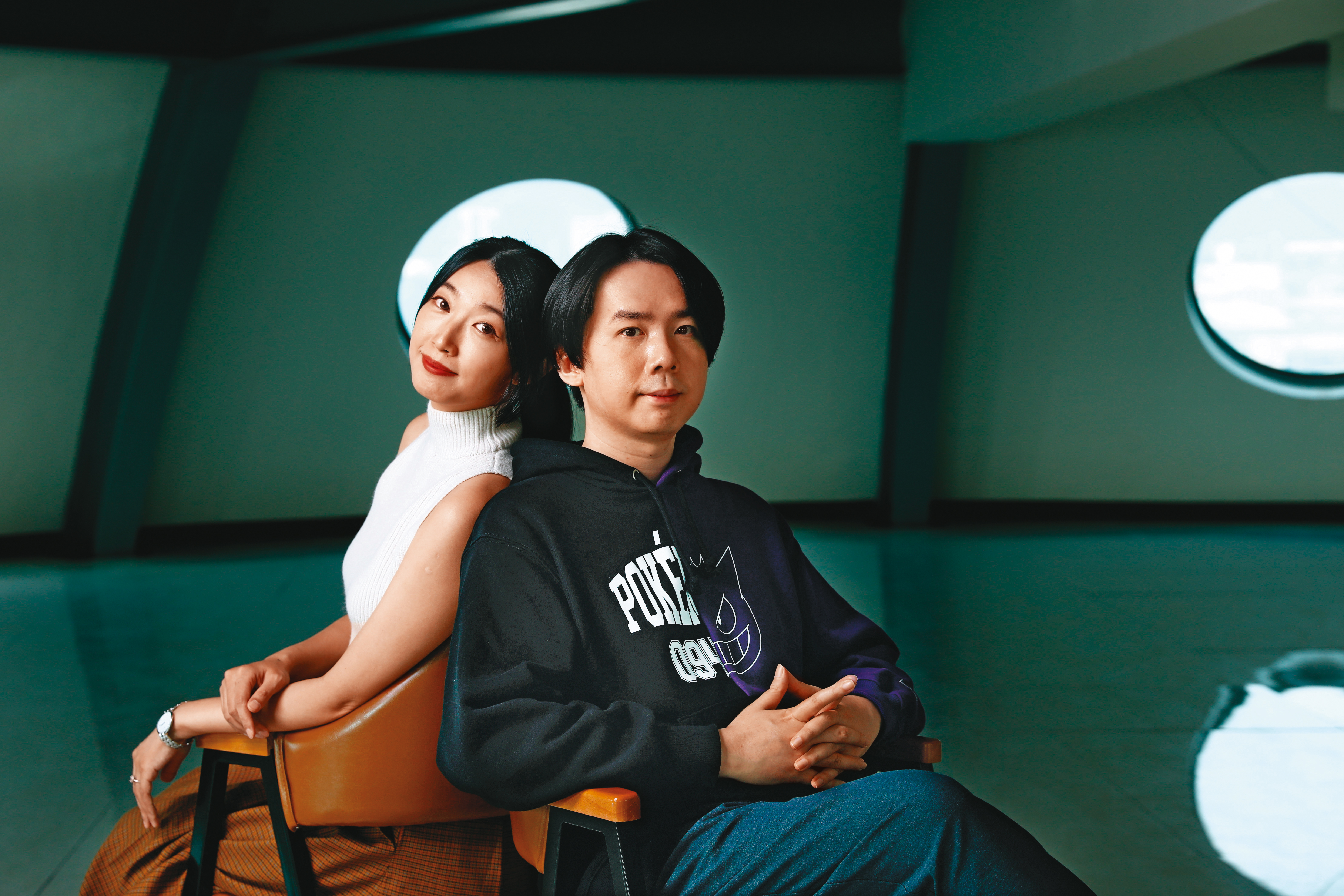賴惟智（右）與妻子彭莉婷（左）共同孵育《成為奪心魔之必要》。