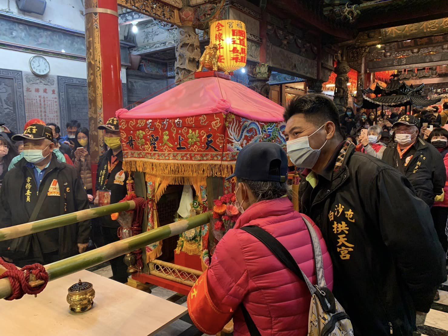 有信徒分享，他在徒步進香的過程中，看見一名男童手寫願望，祈求媽祖婆讓昏迷中的阿祖早點甦醒。（翻攝自白沙屯拱天宮臉書）