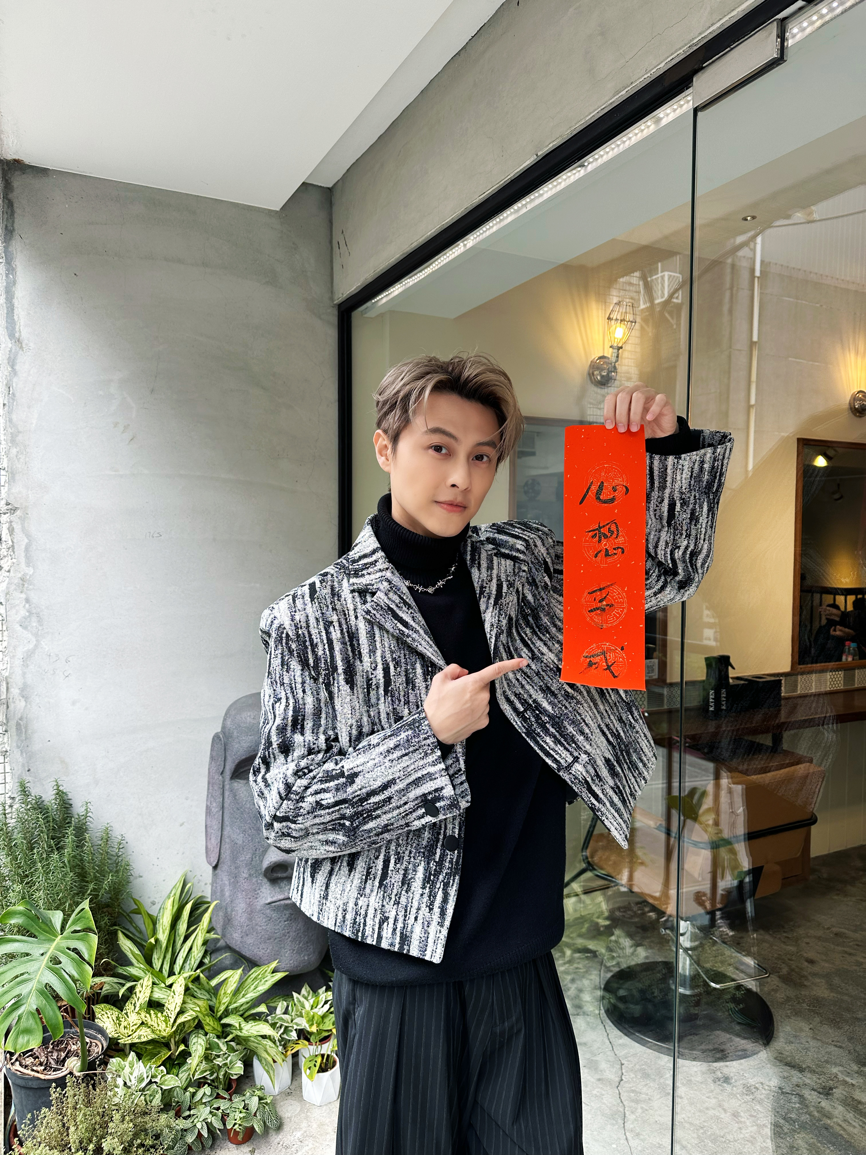王子收到周星馳的春聯。（喜鵲娛樂提供）