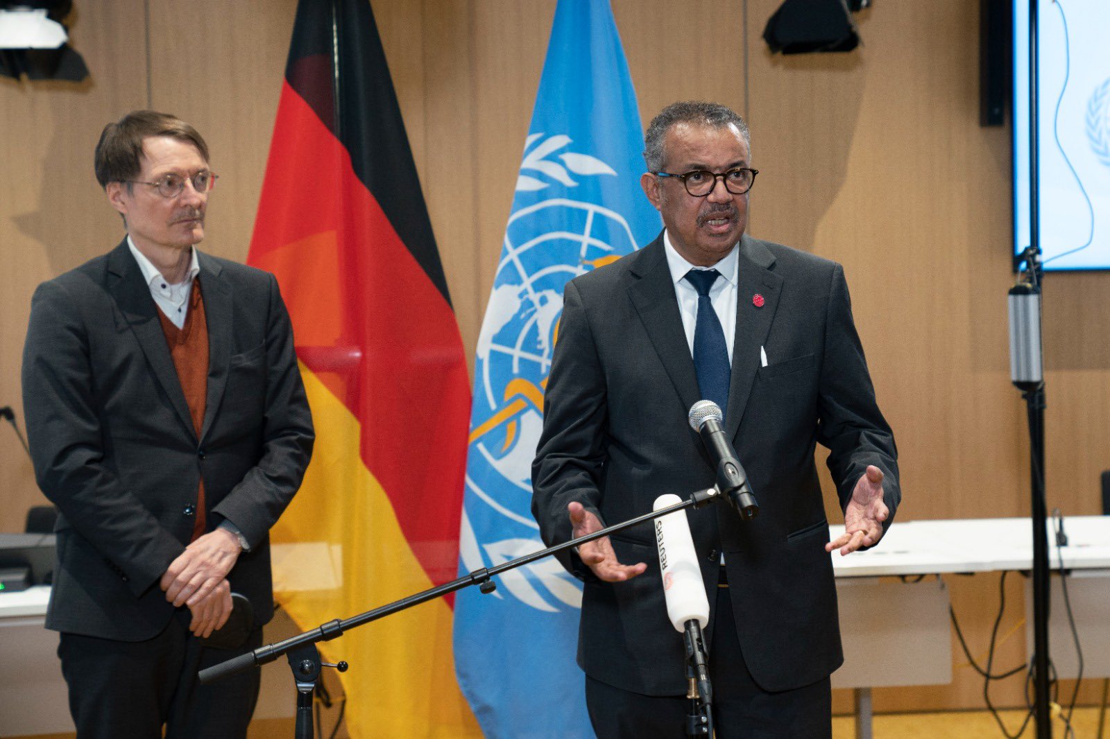 WHO執行長譚德塞（右）近日表示，他們沒有放棄調查新冠肺炎的起源。（翻攝自Tedros Adhanom Ghebreyesus臉書）