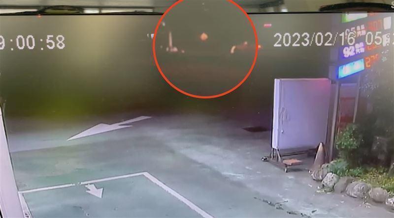監視器曝光，案發當下路口相當昏暗，且現場警示燈與爆閃燈都未開啟閃爍警示。（翻攝畫面）