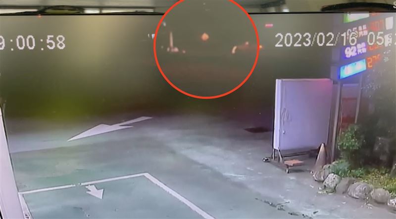 警方表示事發地點監視器正好故障，因此只能從對面加油站調到6秒的畫面。（翻攝畫面）