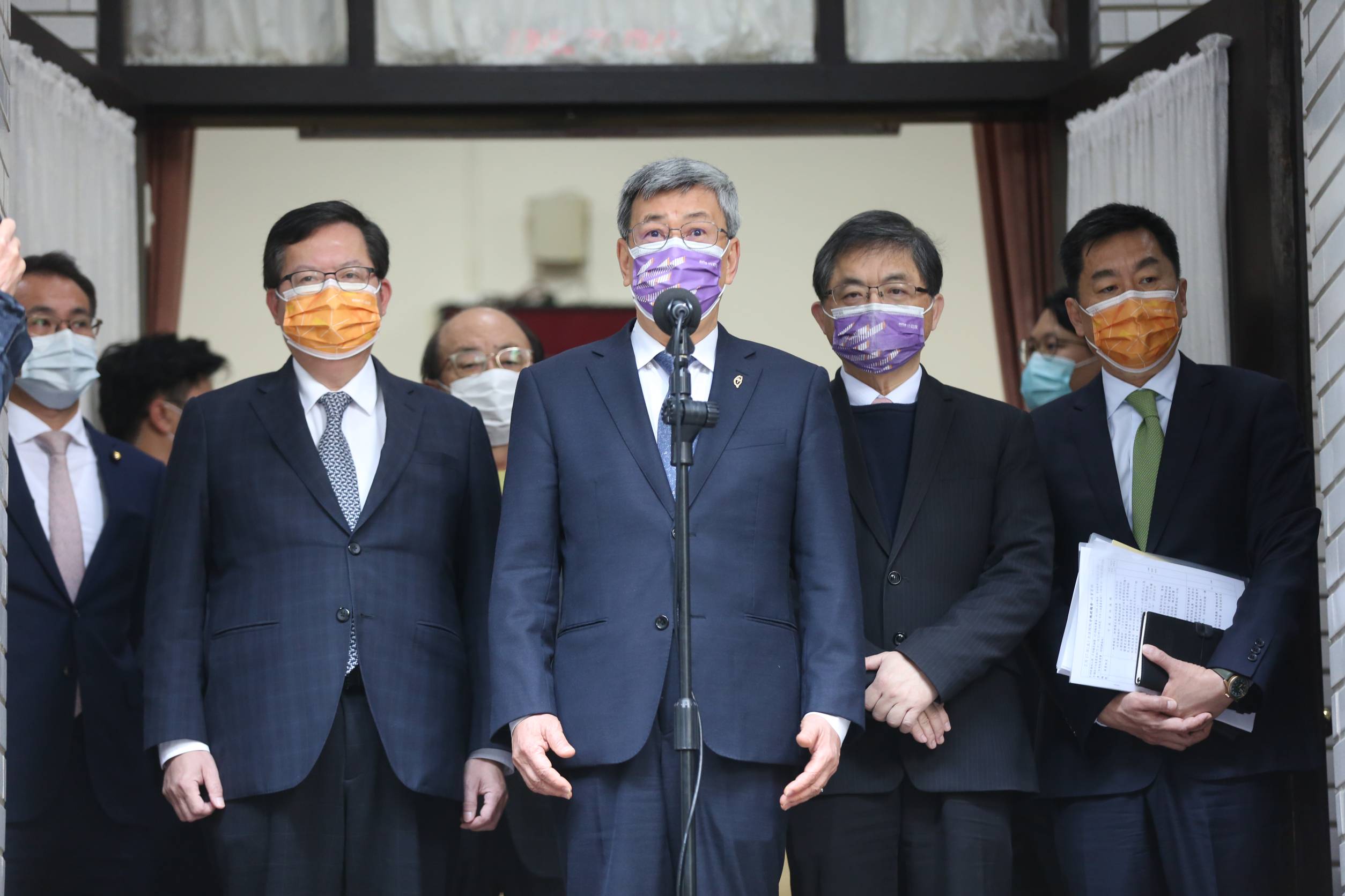 陳建仁（中）上任後首度赴立法院進行施政報告、質詢。