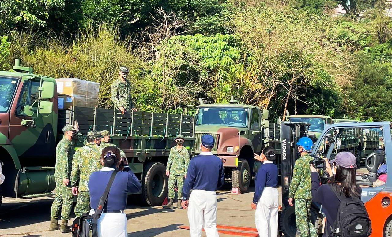 國防部派遣國軍支援駐台北土耳其貿易辦事處協助載運國人愛心物資至桃園機場。(外交部提供)