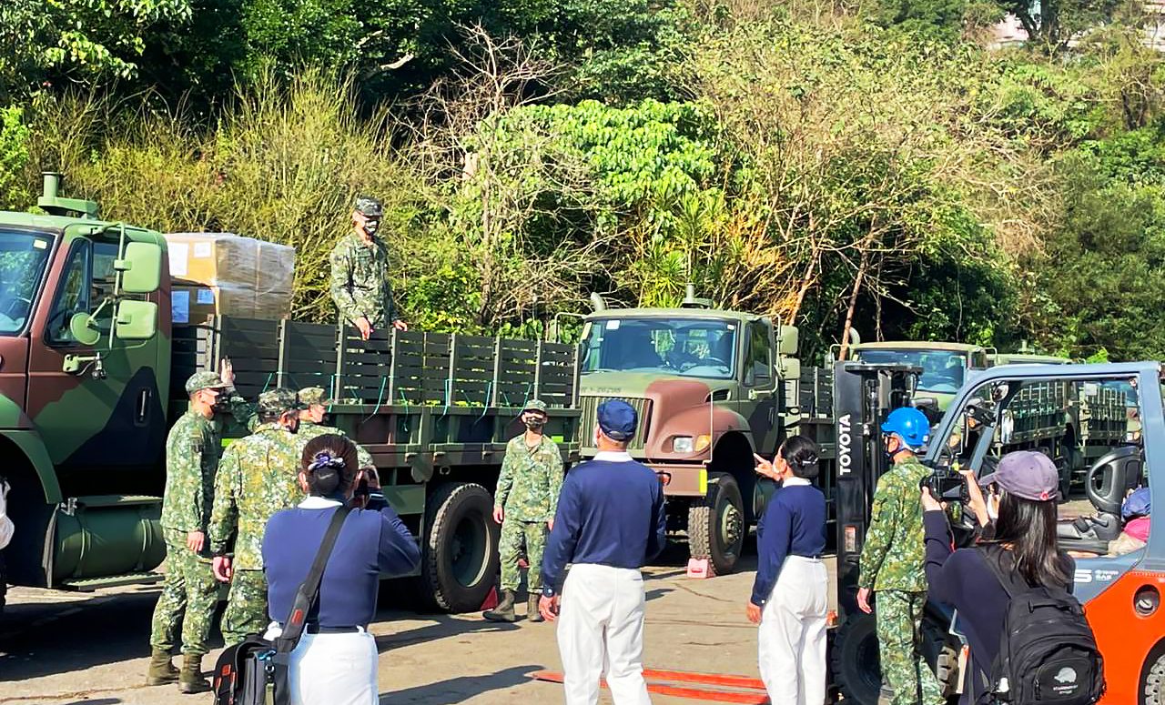 國防部派遣國軍支援駐台北土耳其貿易辦事處協助載運國人愛心物資至桃園機場。（外交部提供）