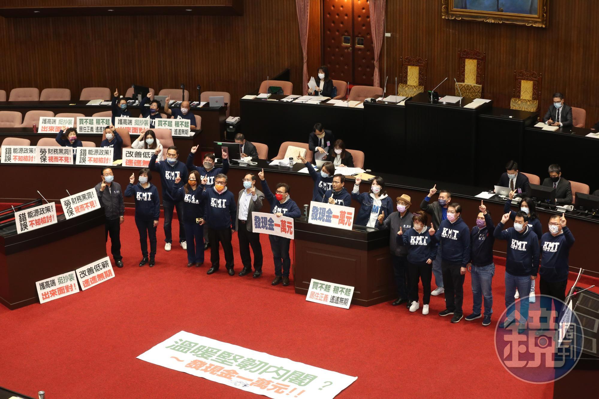 國民黨立委今占領發言台、質詢台及備詢台，杯葛不讓行政院長陳建仁進行施政報告。