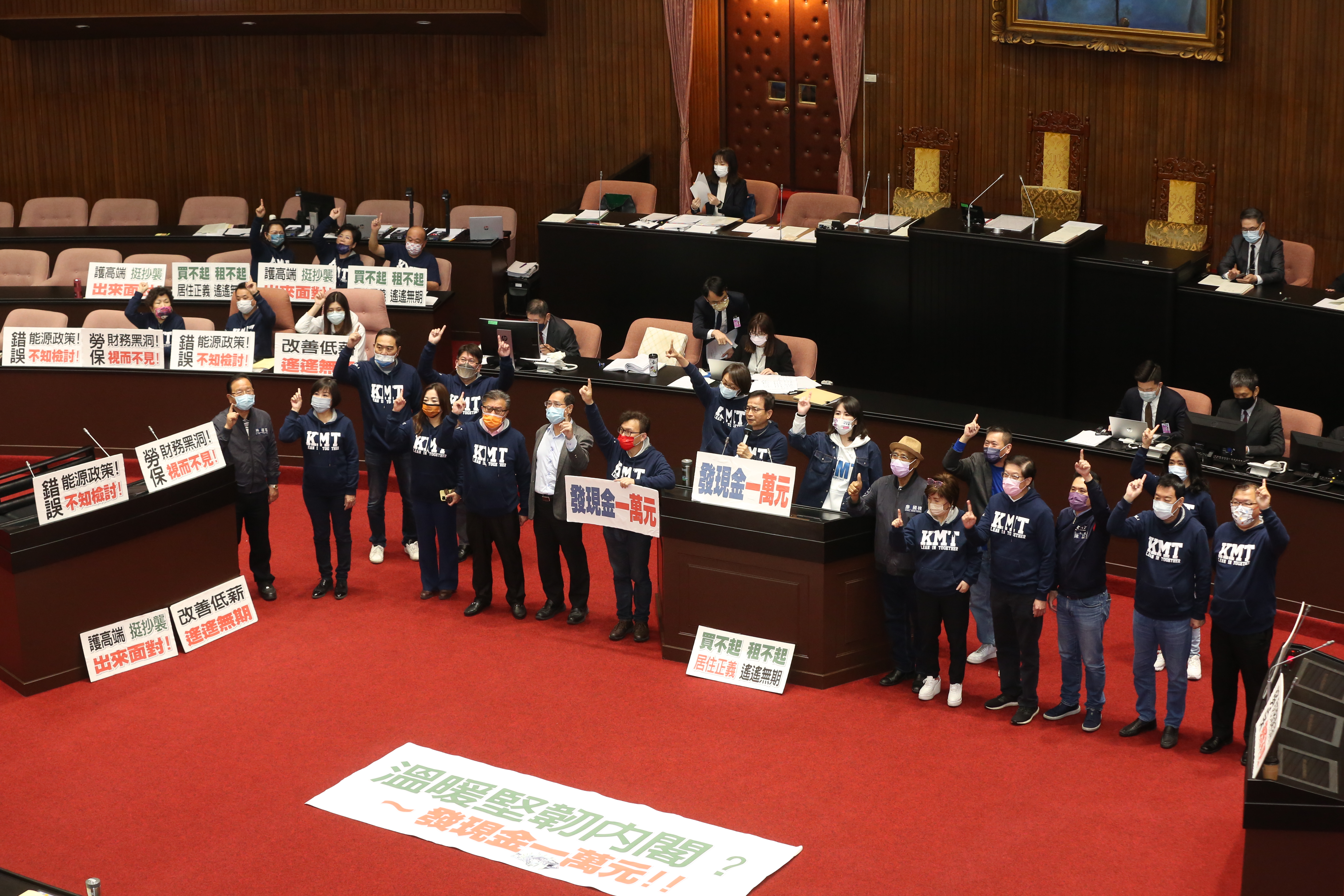 國民黨立委今占領發言台、質詢台及備詢台，杯葛不讓行政院長陳建仁進行施政報告。